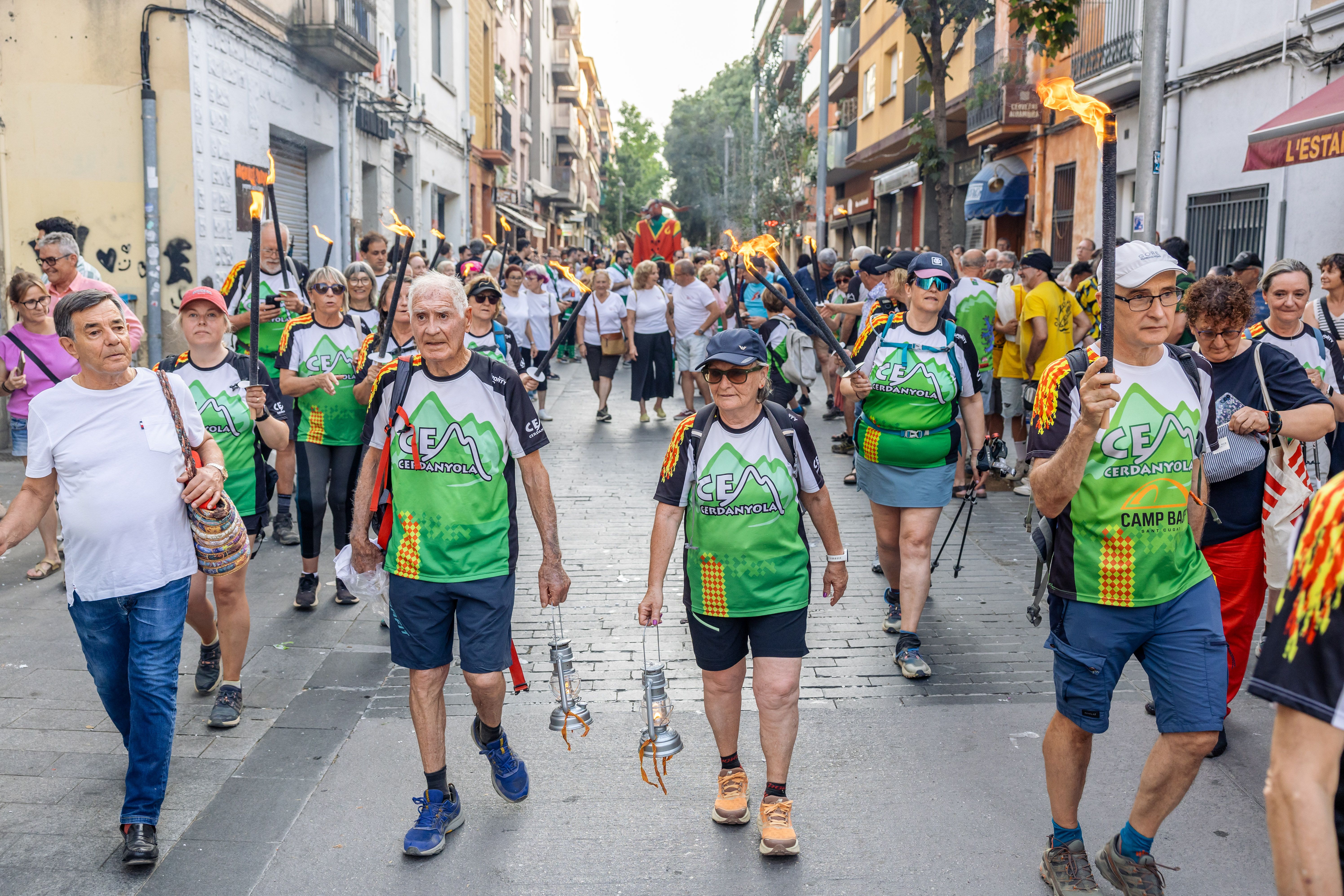 Instants de la revetlla de Sant Joan a Cerdanyola, des de l'arribada de la flama del Canigó fins a l'encesa de la foguera al parc Xarau. FOTO: Arnau Padilla.
