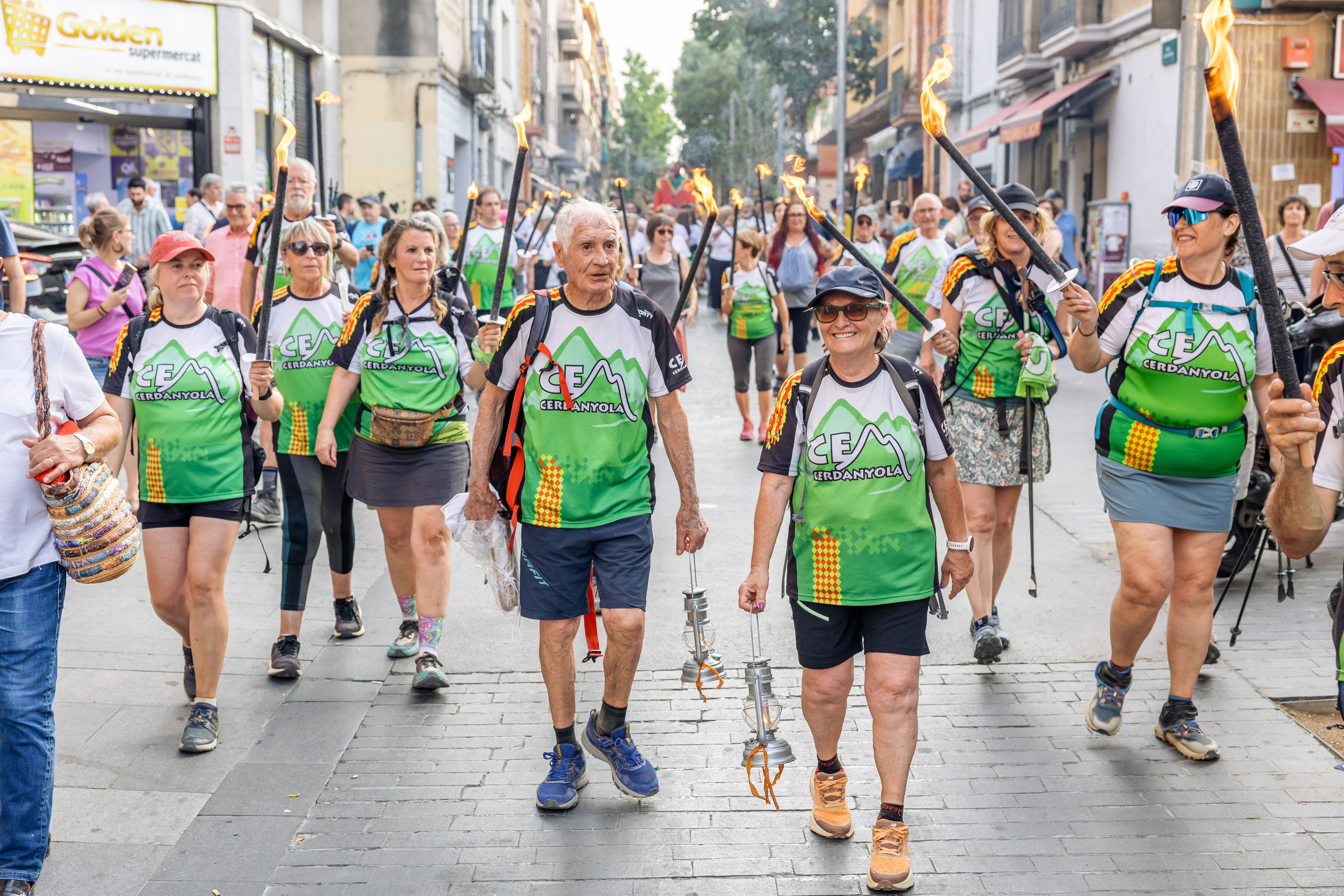 Instants de la revetlla de Sant Joan a Cerdanyola, des de l'arribada de la flama del Canigó fins a l'encesa de la foguera al parc Xarau. FOTO: Arnau Padilla.