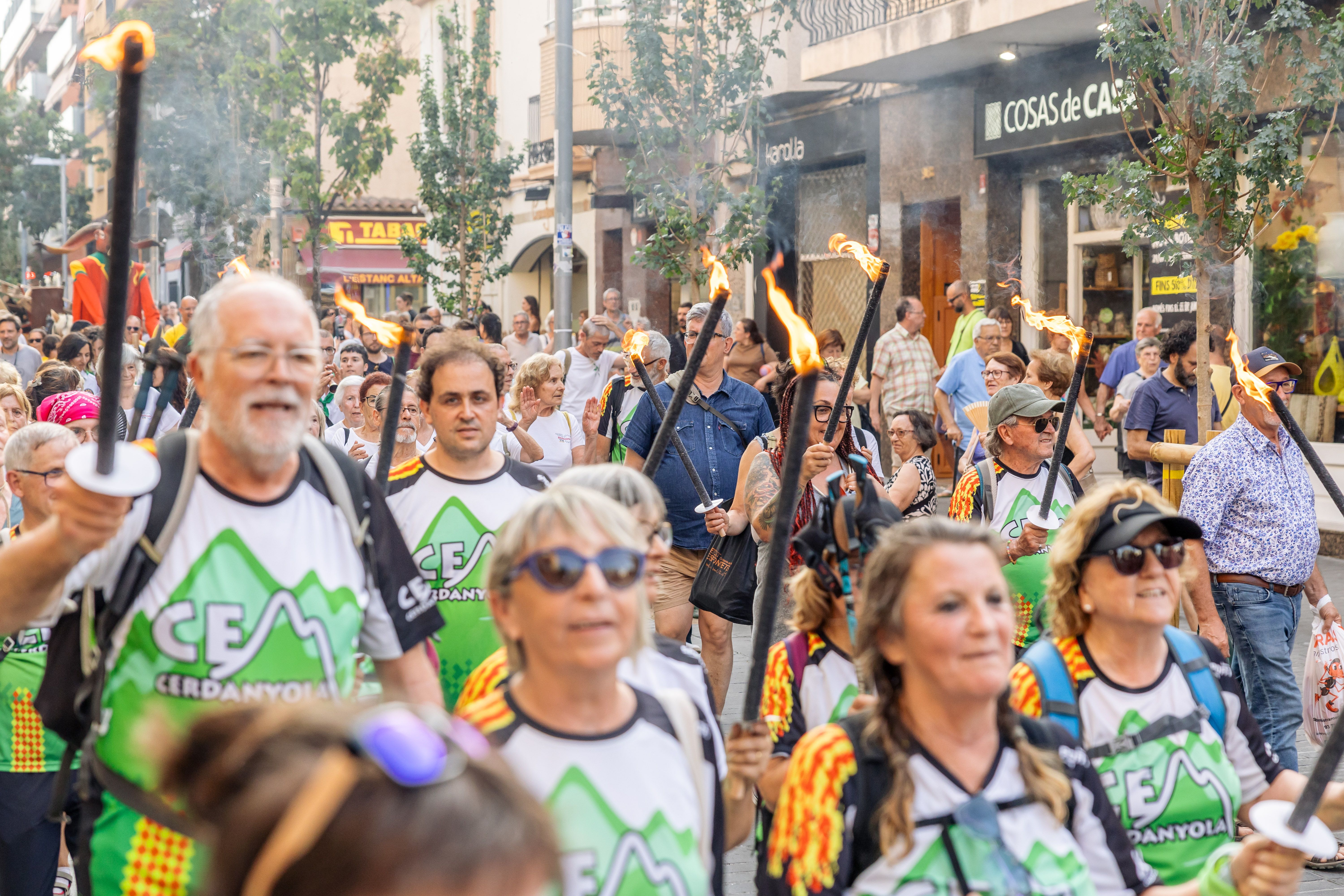 Instants de la revetlla de Sant Joan a Cerdanyola, des de l'arribada de la flama del Canigó fins a l'encesa de la foguera al parc Xarau. FOTO: Arnau Padilla.