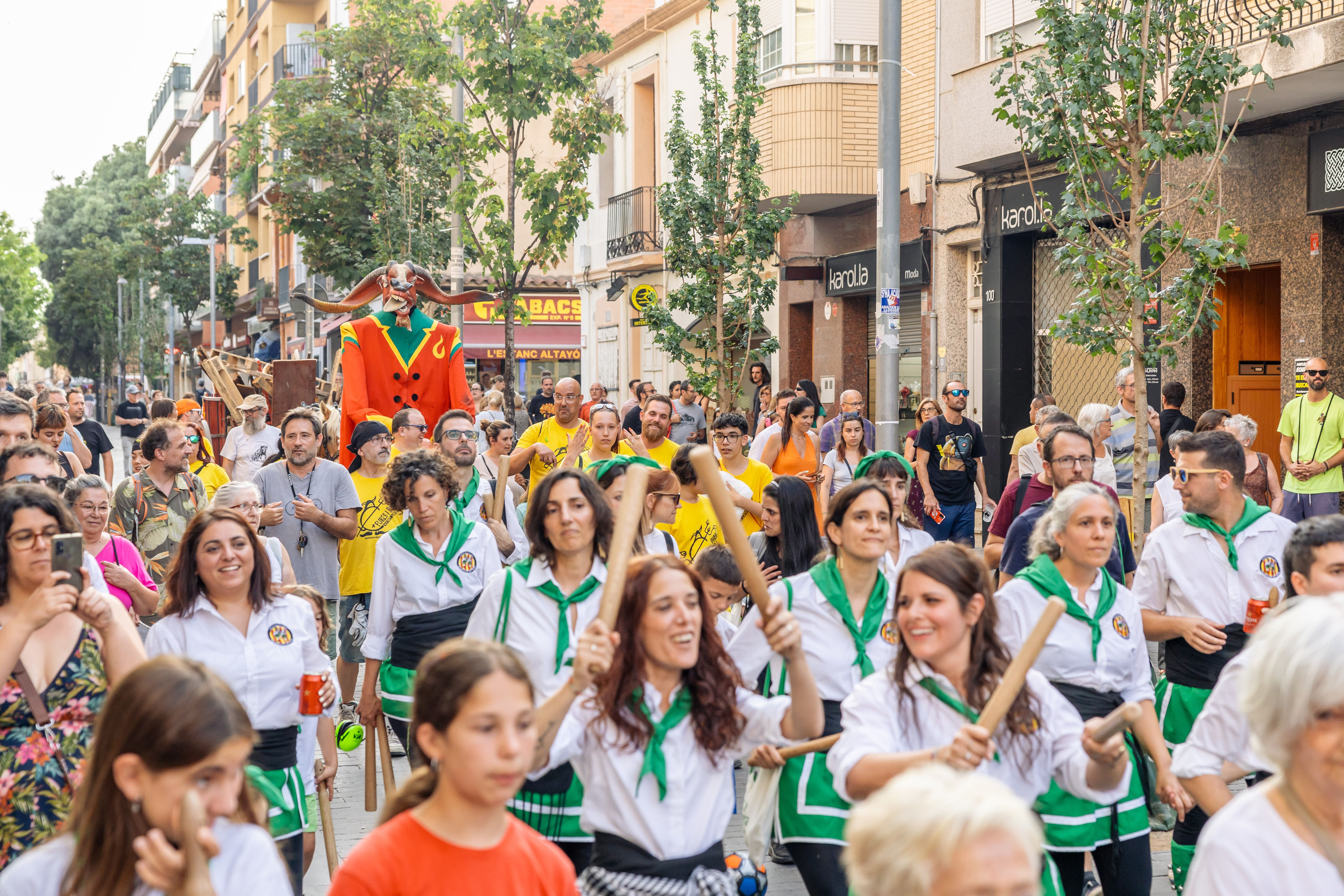 Instants de la revetlla de Sant Joan a Cerdanyola, des de l'arribada de la flama del Canigó fins a l'encesa de la foguera al parc Xarau. FOTO: Arnau Padilla.