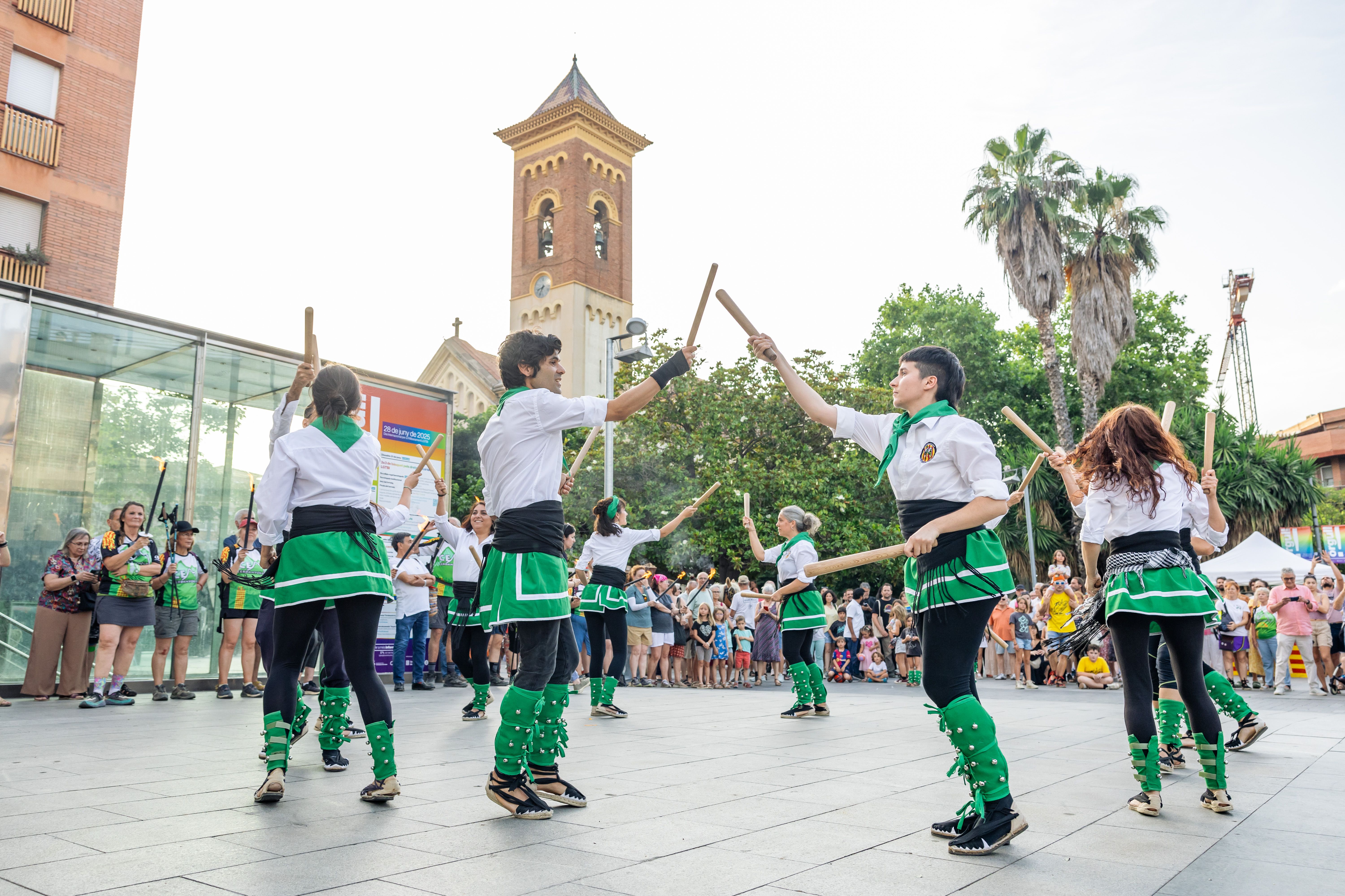 Instants de la revetlla de Sant Joan a Cerdanyola, des de l'arribada de la flama del Canigó fins a l'encesa de la foguera al parc Xarau. FOTO: Arnau Padilla.