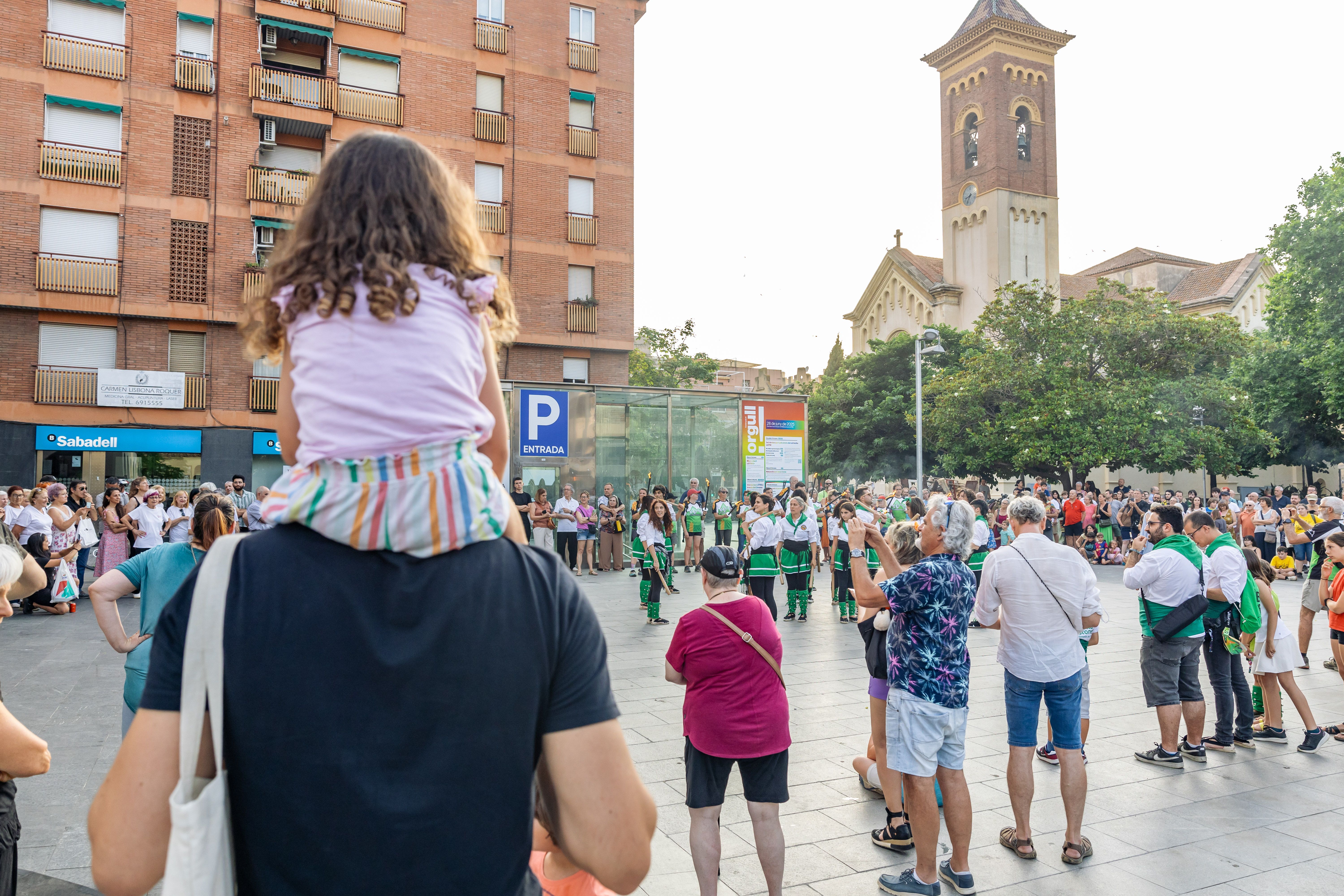Instants de la revetlla de Sant Joan a Cerdanyola, des de l'arribada de la flama del Canigó fins a l'encesa de la foguera al parc Xarau. FOTO: Arnau Padilla.