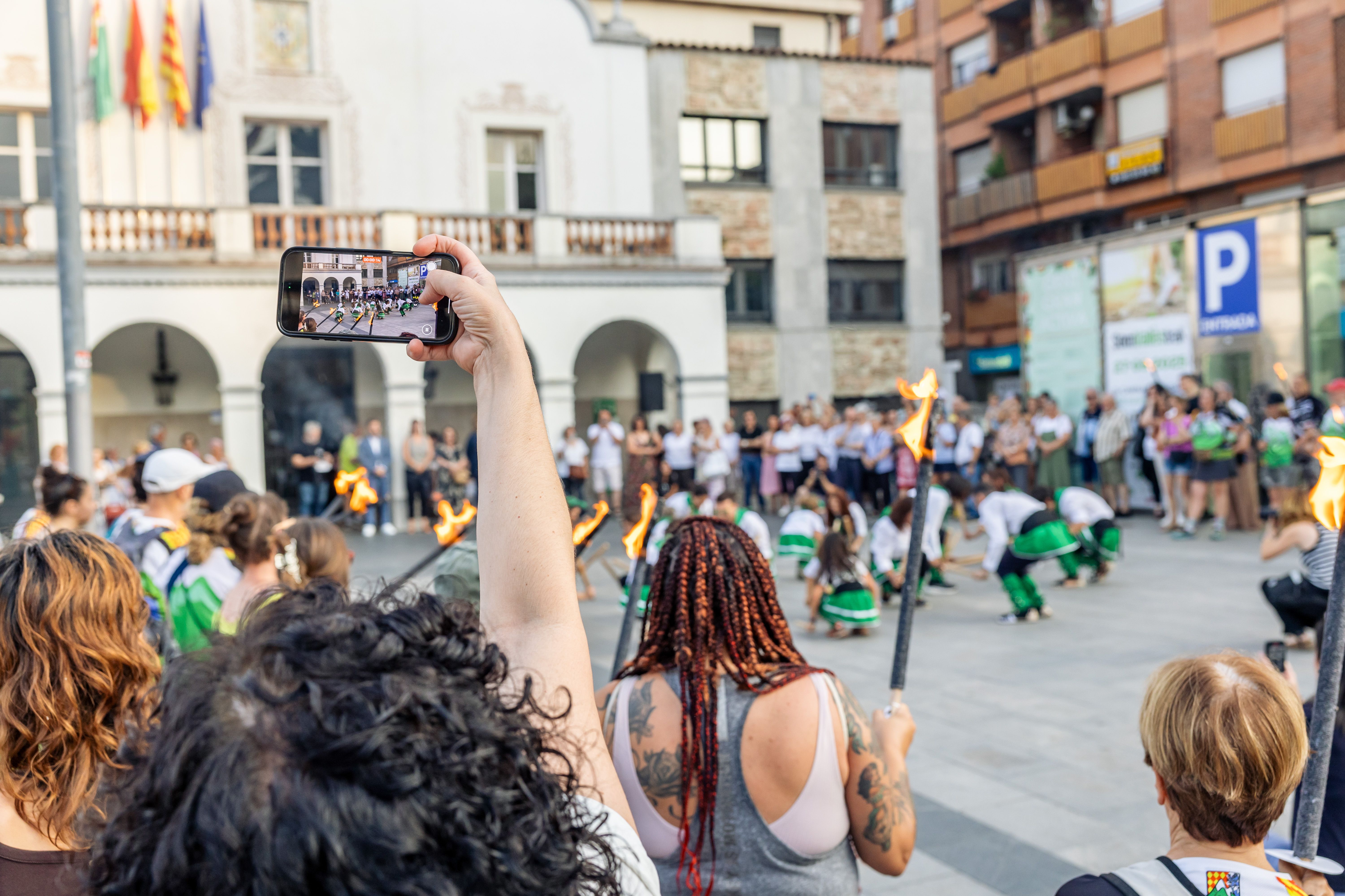 Instants de la revetlla de Sant Joan a Cerdanyola, des de l'arribada de la flama del Canigó fins a l'encesa de la foguera al parc Xarau. FOTO: Arnau Padilla.