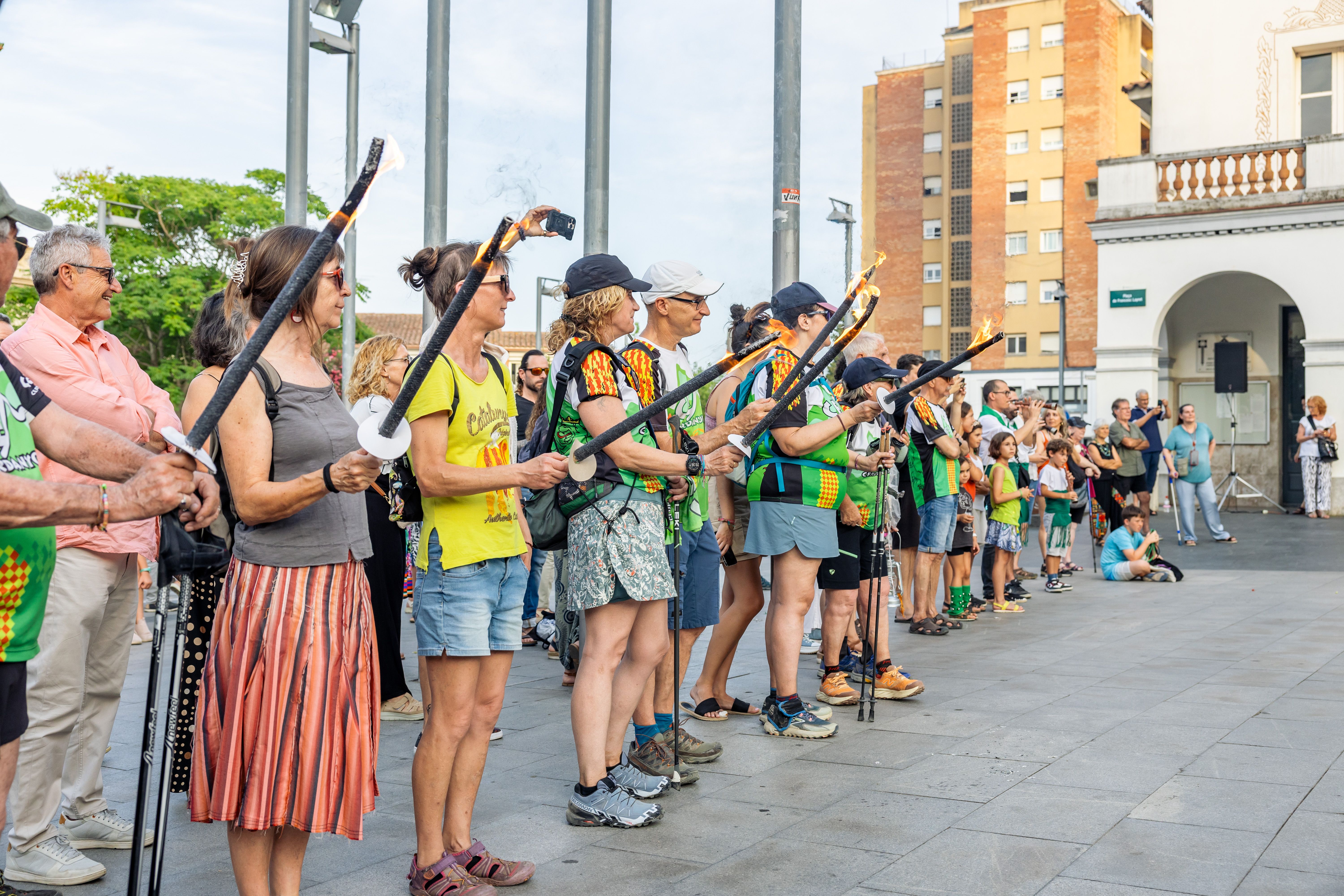 Instants de la revetlla de Sant Joan a Cerdanyola, des de l'arribada de la flama del Canigó fins a l'encesa de la foguera al parc Xarau. FOTO: Arnau Padilla.