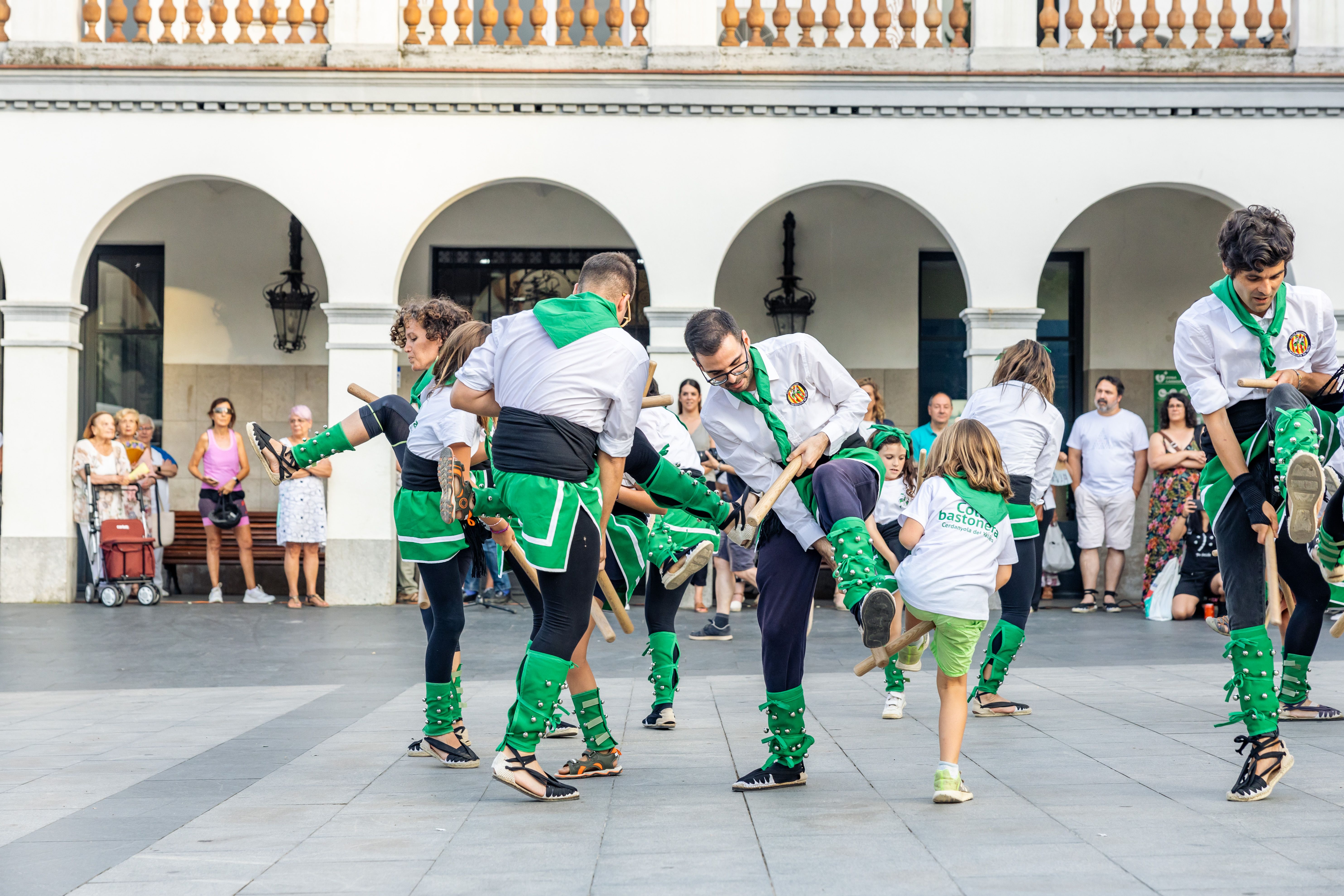 Instants de la revetlla de Sant Joan a Cerdanyola, des de l'arribada de la flama del Canigó fins a l'encesa de la foguera al parc Xarau. FOTO: Arnau Padilla.