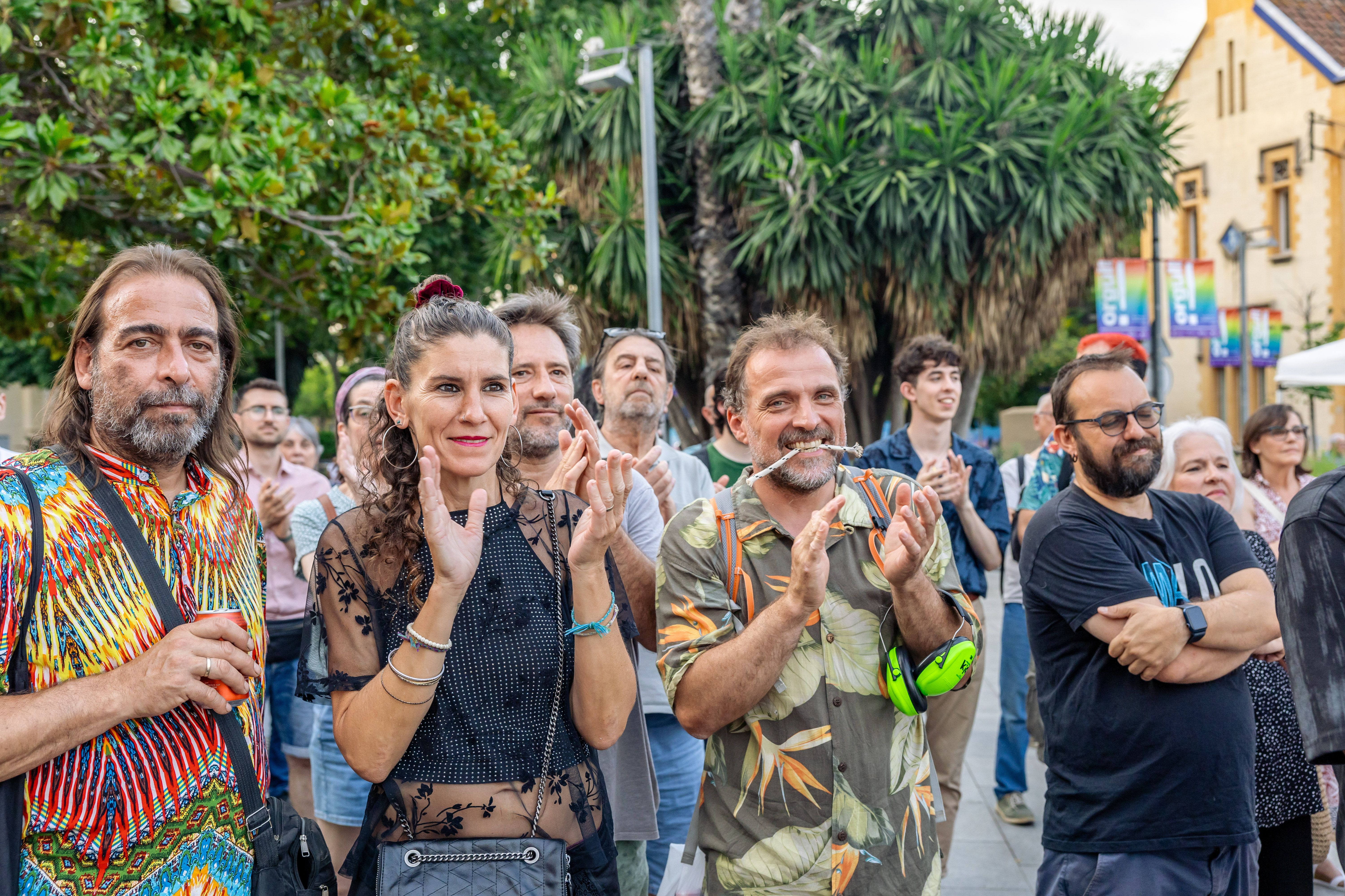 Instants de la revetlla de Sant Joan a Cerdanyola, des de l'arribada de la flama del Canigó fins a l'encesa de la foguera al parc Xarau. FOTO: Arnau Padilla.