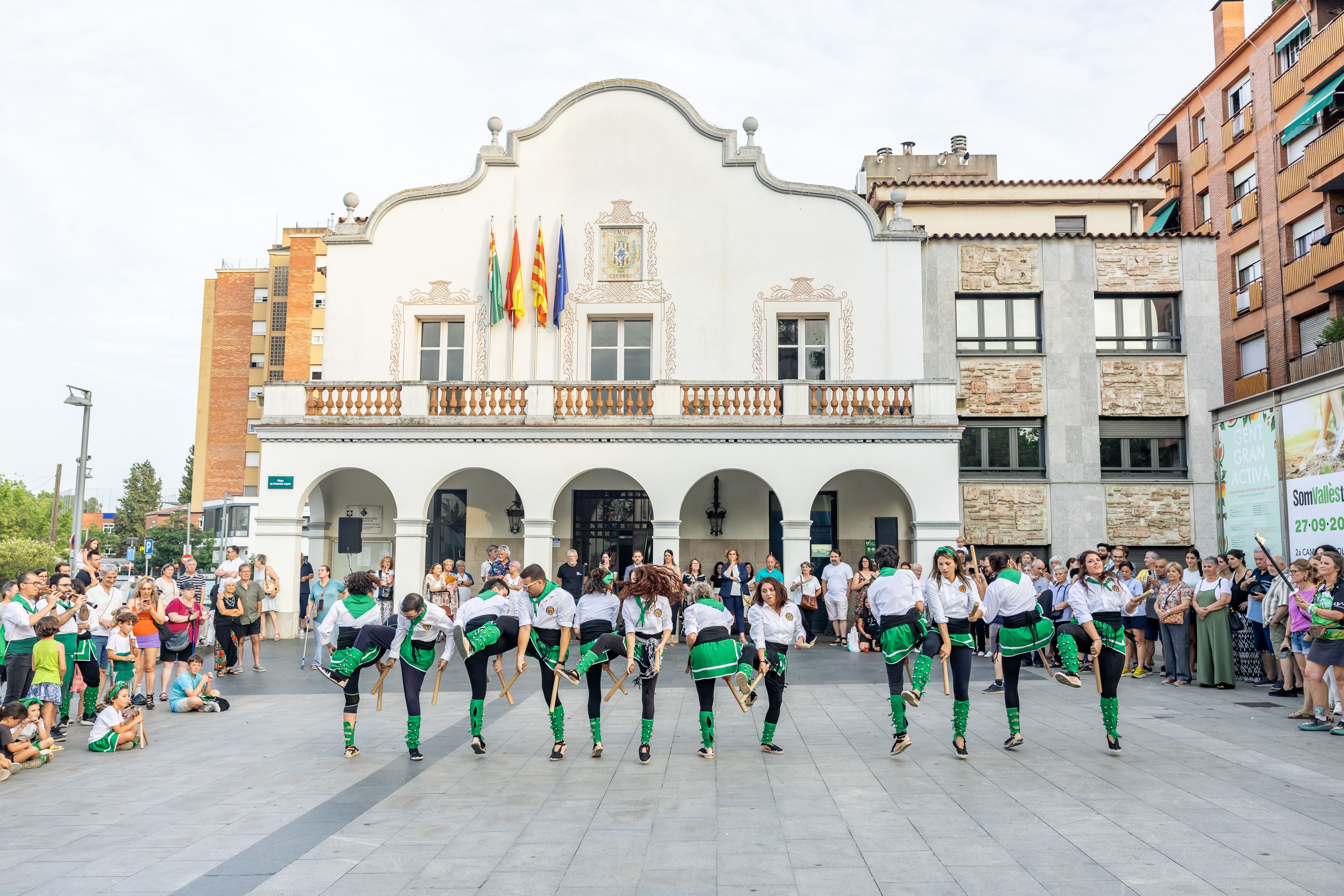 Instants de la revetlla de Sant Joan a Cerdanyola, des de l'arribada de la flama del Canigó fins a l'encesa de la foguera al parc Xarau. FOTO: Arnau Padilla.