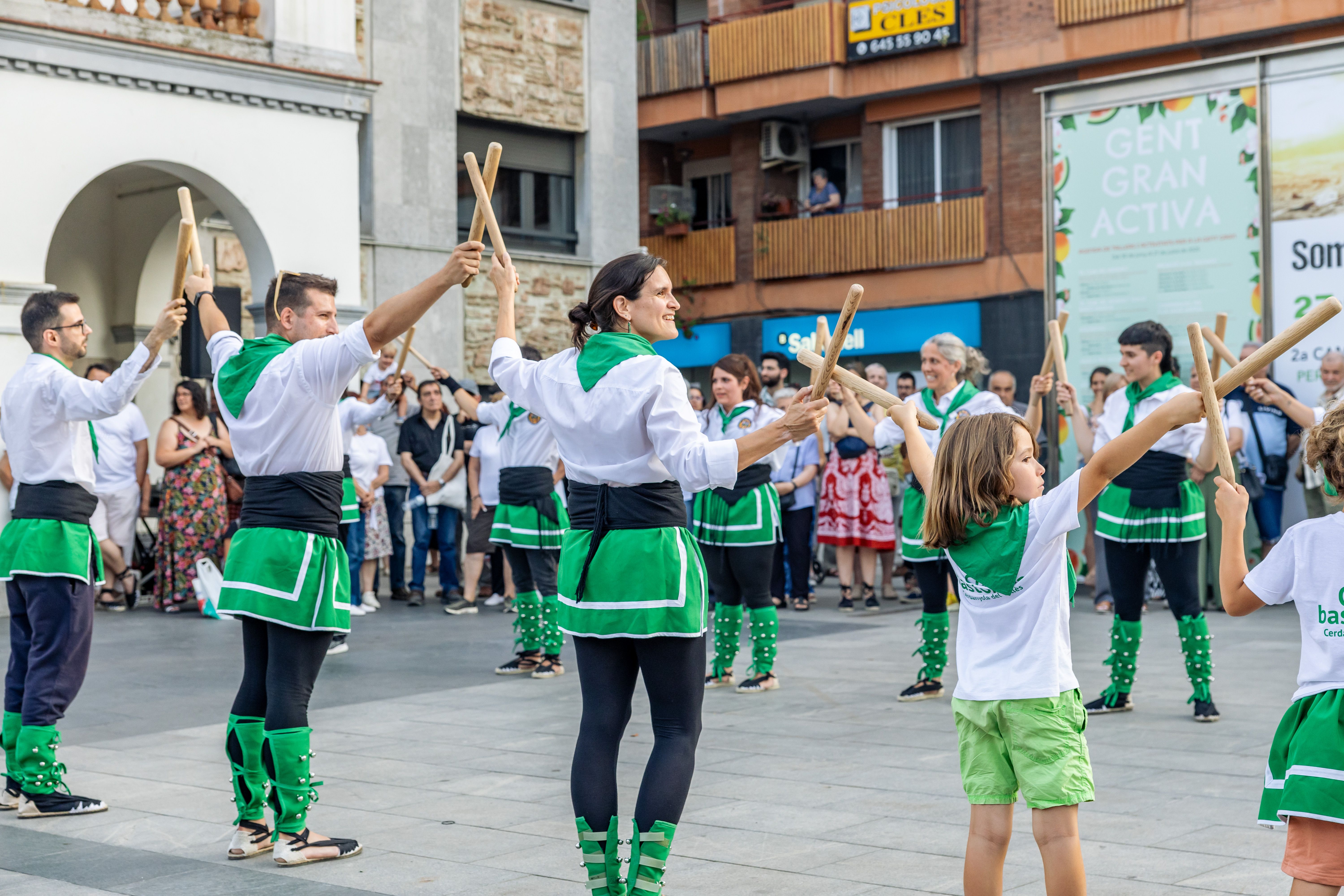 Instants de la revetlla de Sant Joan a Cerdanyola, des de l'arribada de la flama del Canigó fins a l'encesa de la foguera al parc Xarau. FOTO: Arnau Padilla.