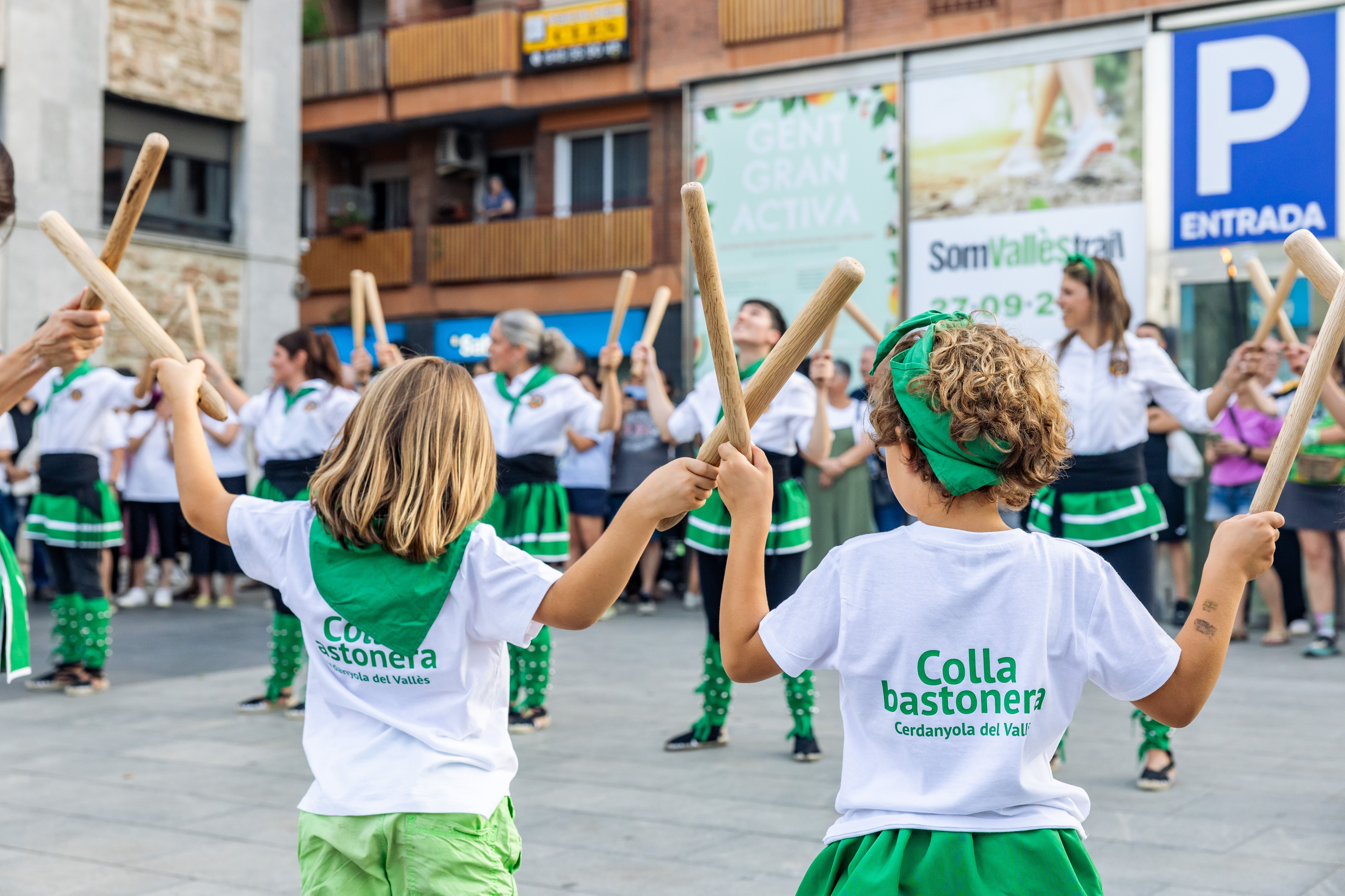 Instants de la revetlla de Sant Joan a Cerdanyola, des de l'arribada de la flama del Canigó fins a l'encesa de la foguera al parc Xarau. FOTO: Arnau Padilla.