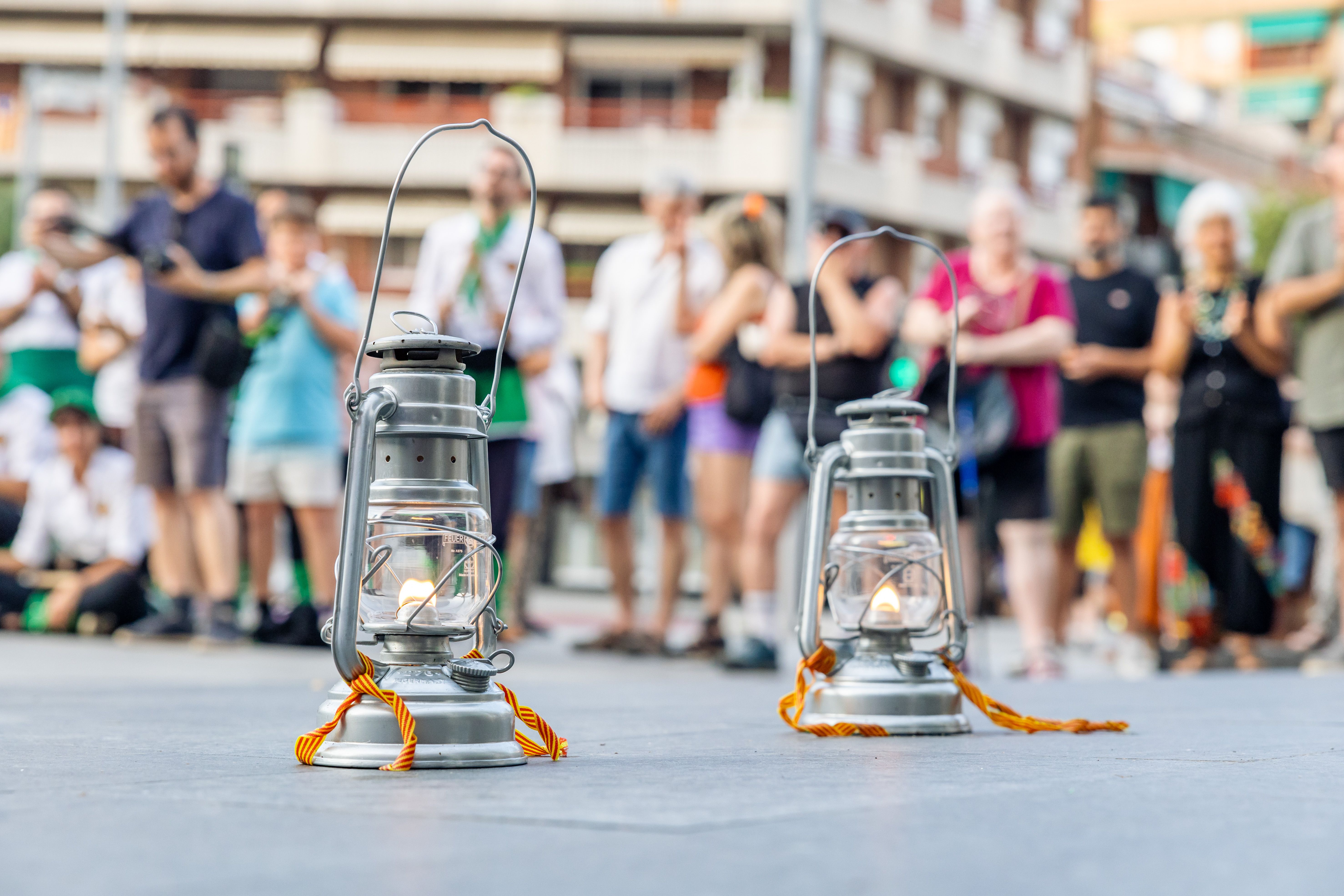 Instants de la revetlla de Sant Joan a Cerdanyola, des de l'arribada de la flama del Canigó fins a l'encesa de la foguera al parc Xarau. FOTO: Arnau Padilla.