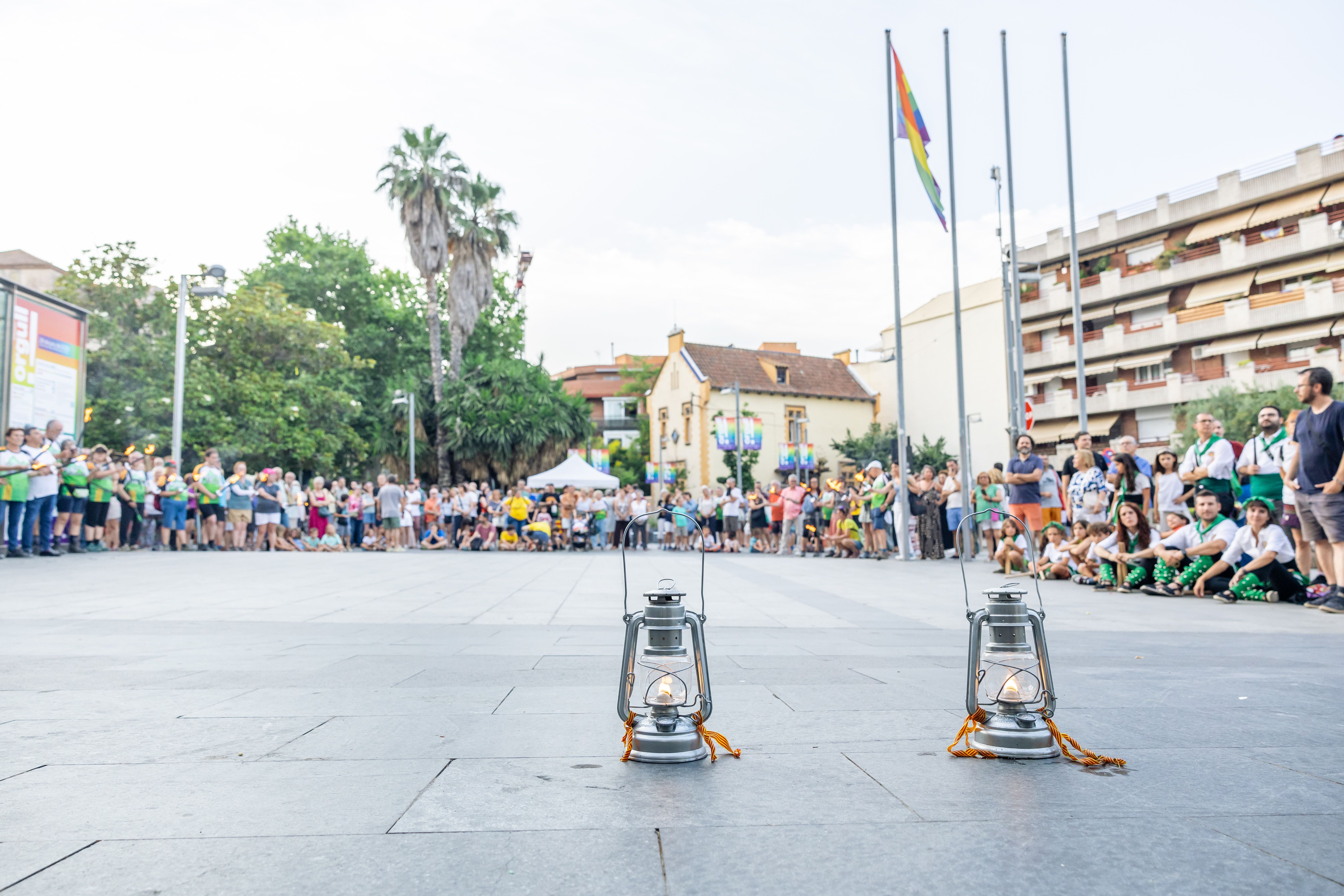 Instants de la revetlla de Sant Joan a Cerdanyola, des de l'arribada de la flama del Canigó fins a l'encesa de la foguera al parc Xarau. FOTO: Arnau Padilla.