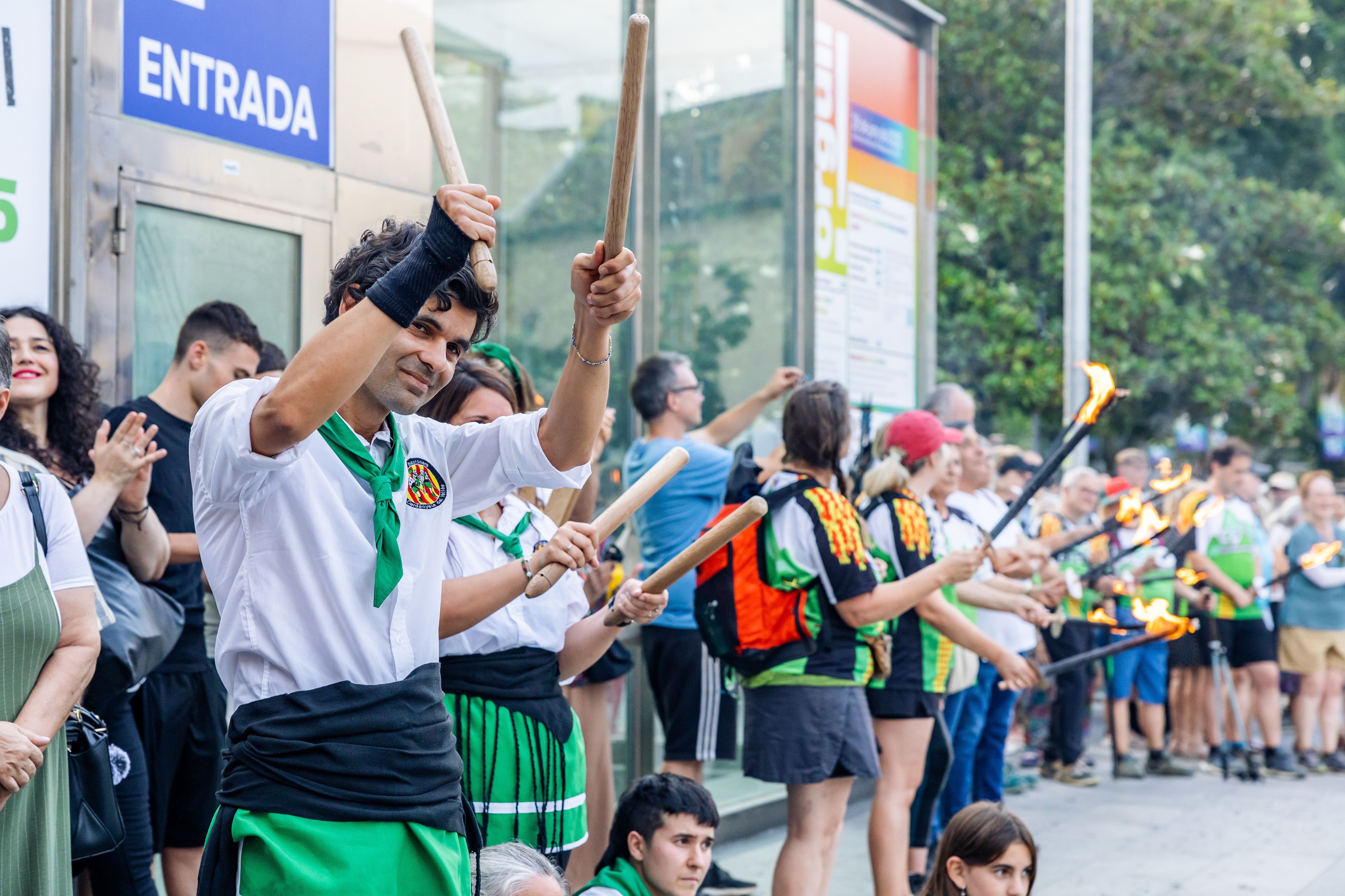 Instants de la revetlla de Sant Joan a Cerdanyola, des de l'arribada de la flama del Canigó fins a l'encesa de la foguera al parc Xarau. FOTO: Arnau Padilla.