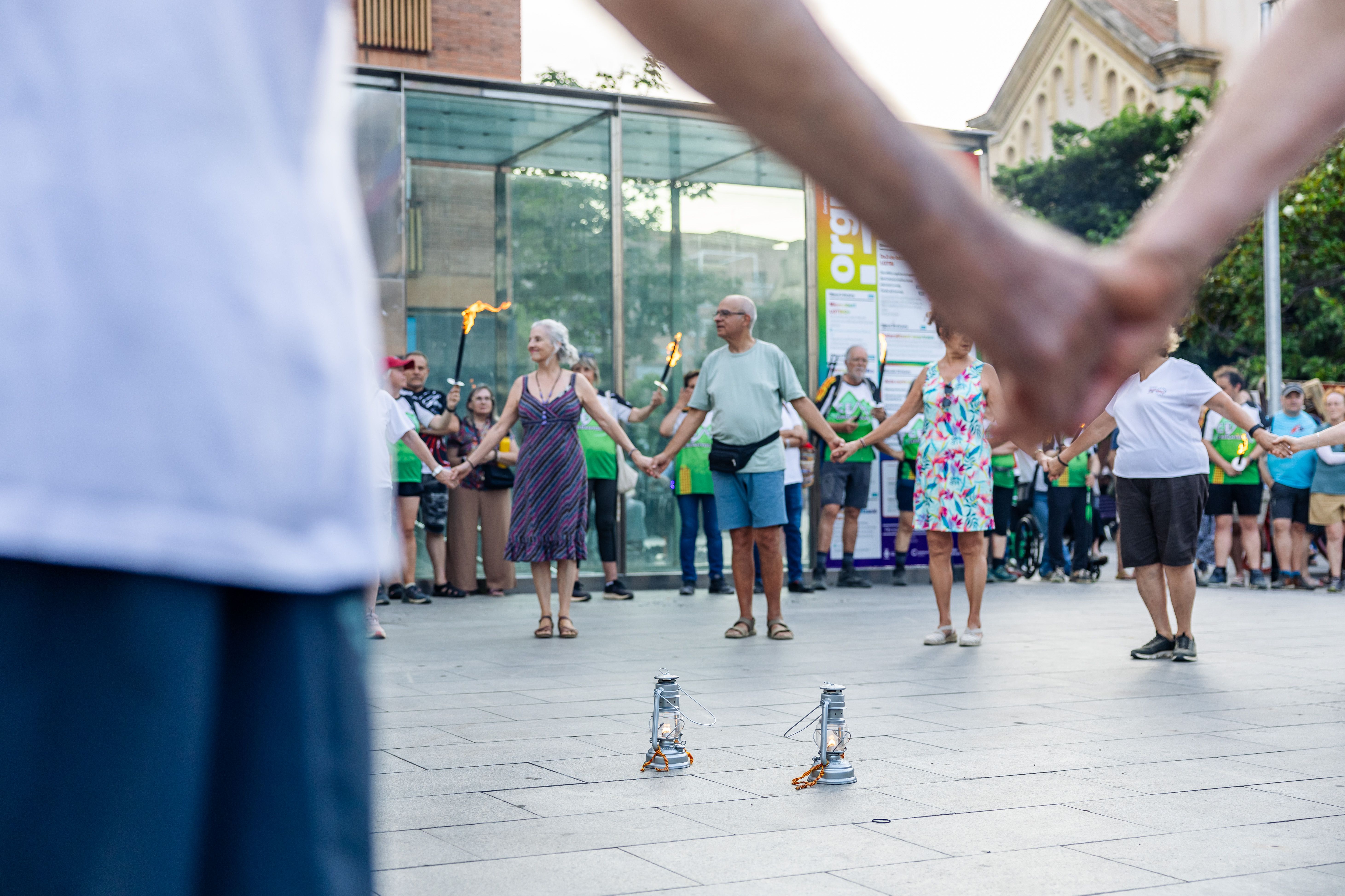 Instants de la revetlla de Sant Joan a Cerdanyola, des de l'arribada de la flama del Canigó fins a l'encesa de la foguera al parc Xarau. FOTO: Arnau Padilla.