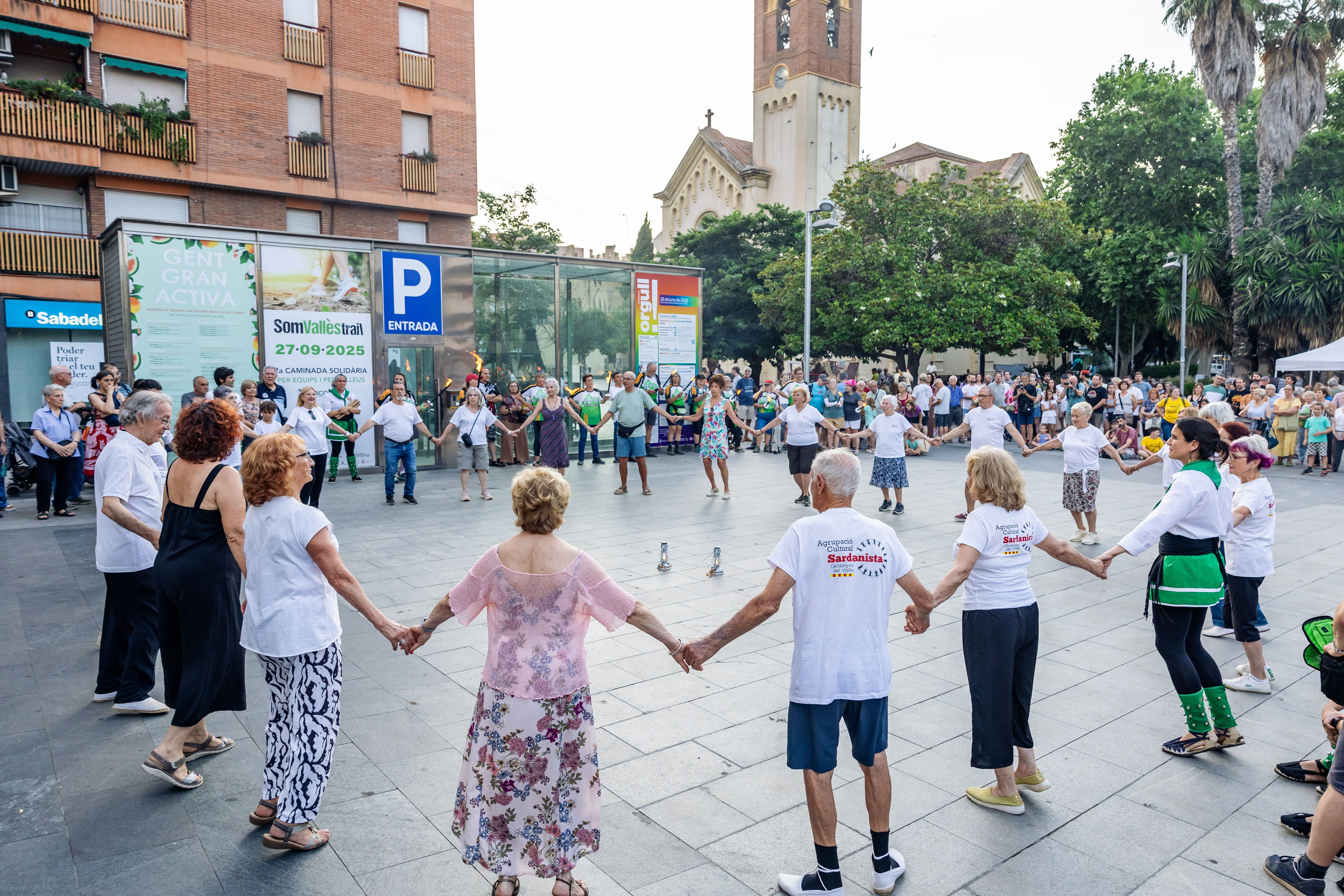 Instants de la revetlla de Sant Joan a Cerdanyola, des de l'arribada de la flama del Canigó fins a l'encesa de la foguera al parc Xarau. FOTO: Arnau Padilla.
