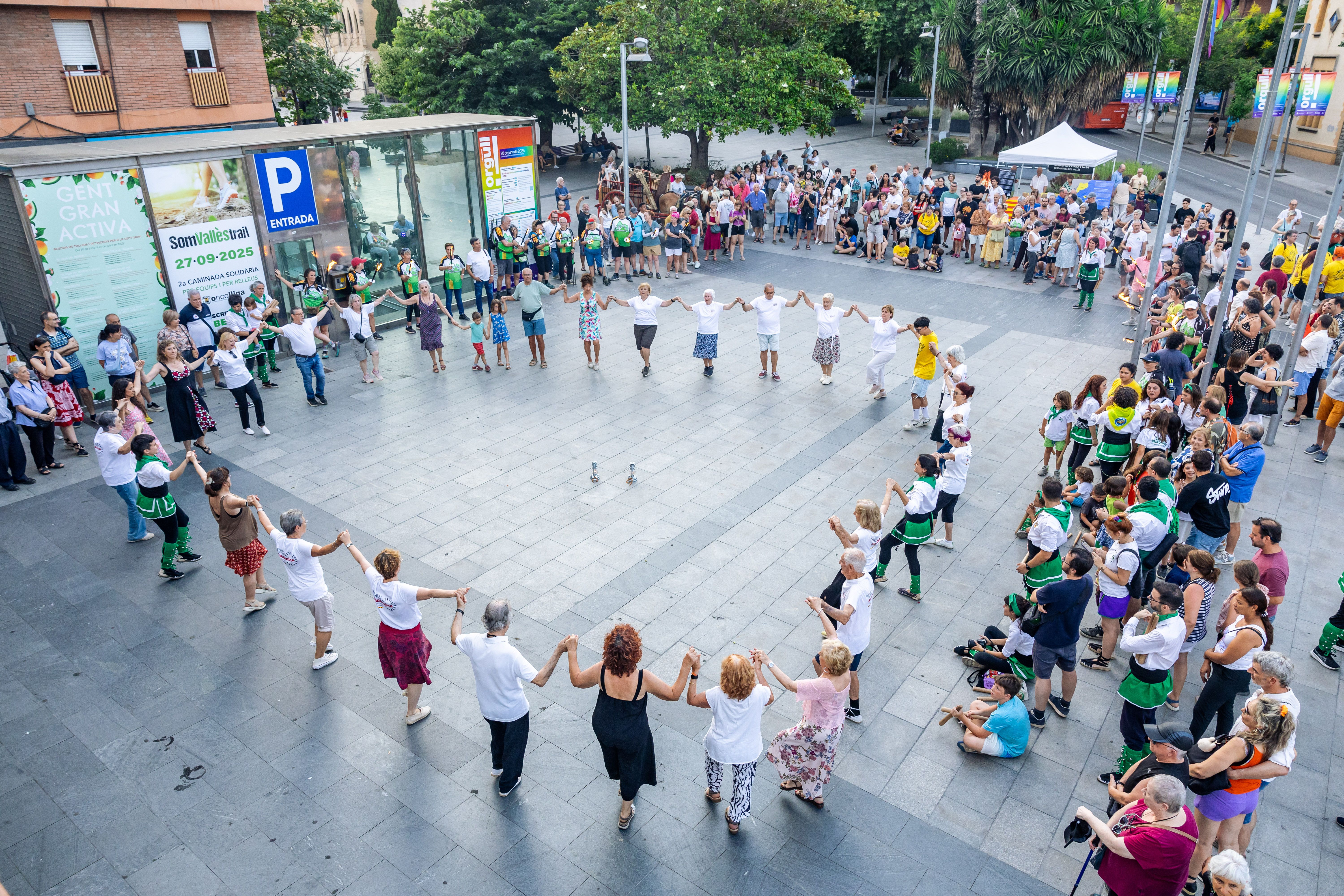 Instants de la revetlla de Sant Joan a Cerdanyola, des de l'arribada de la flama del Canigó fins a l'encesa de la foguera al parc Xarau. FOTO: Arnau Padilla.