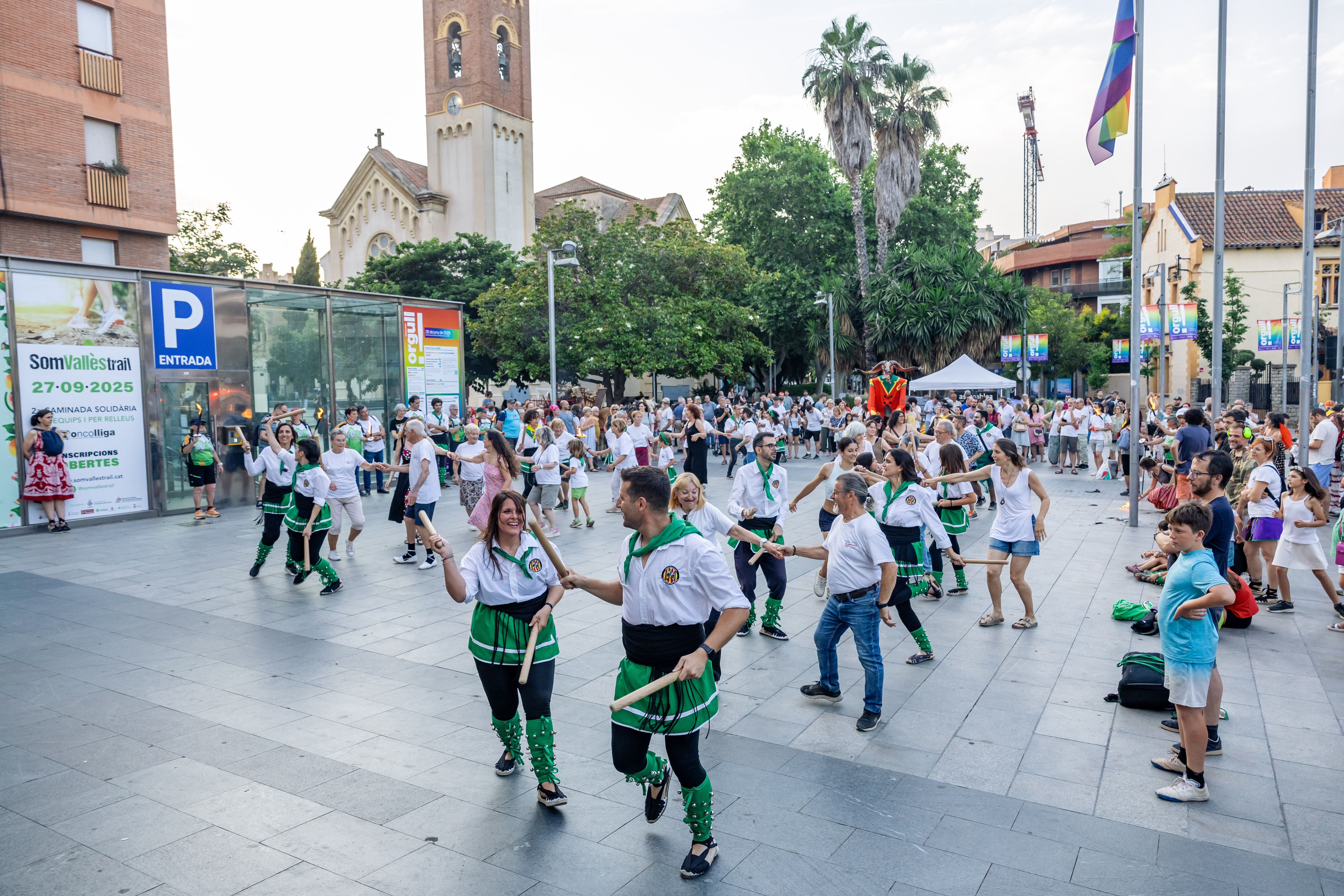 Instants de la revetlla de Sant Joan a Cerdanyola, des de l'arribada de la flama del Canigó fins a l'encesa de la foguera al parc Xarau. FOTO: Arnau Padilla.