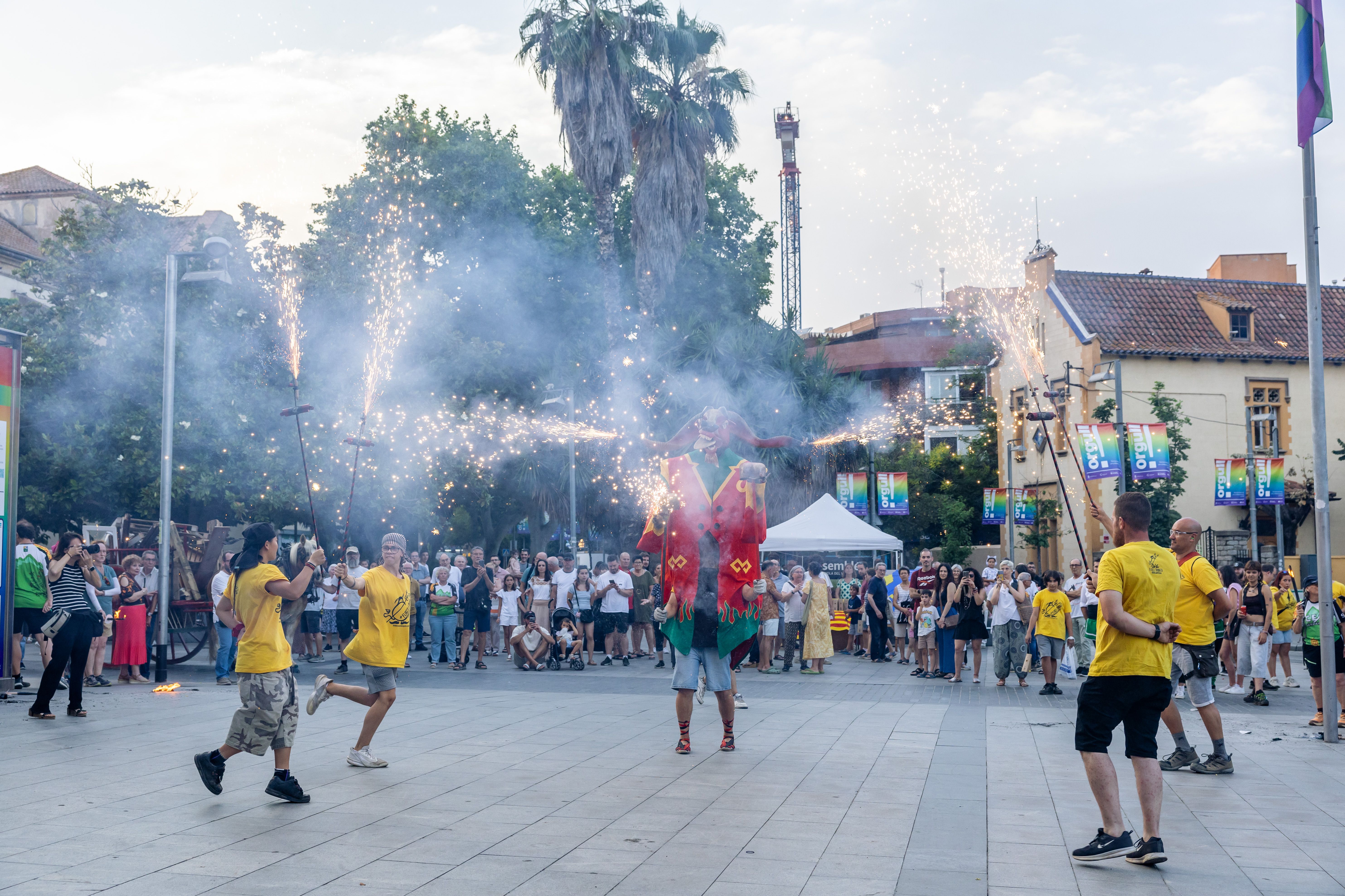 Instants de la revetlla de Sant Joan a Cerdanyola, des de l'arribada de la flama del Canigó fins a l'encesa de la foguera al parc Xarau. FOTO: Arnau Padilla.