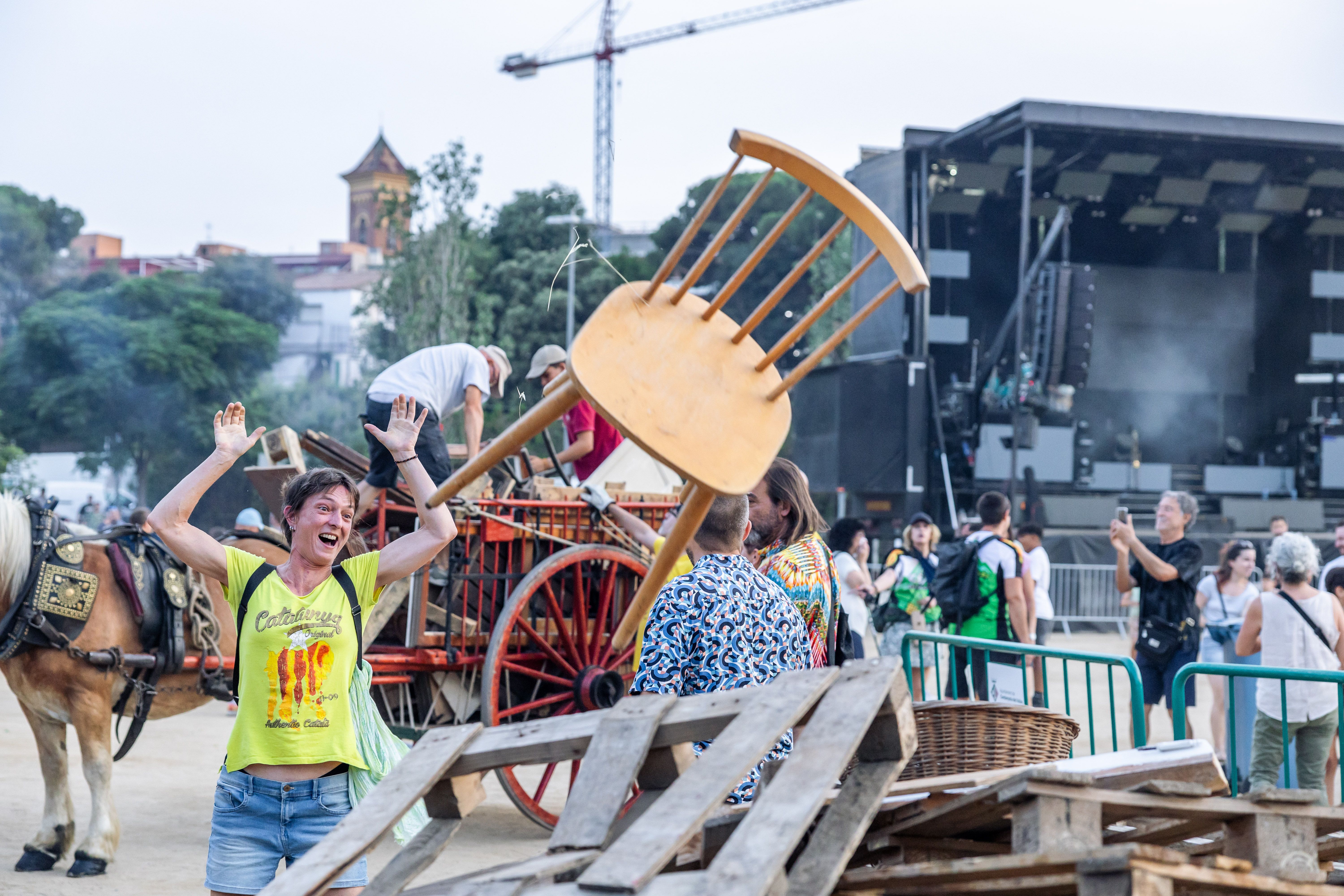 Instants de la revetlla de Sant Joan a Cerdanyola, des de l'arribada de la flama del Canigó fins a l'encesa de la foguera al parc Xarau. FOTO: Arnau Padilla.
