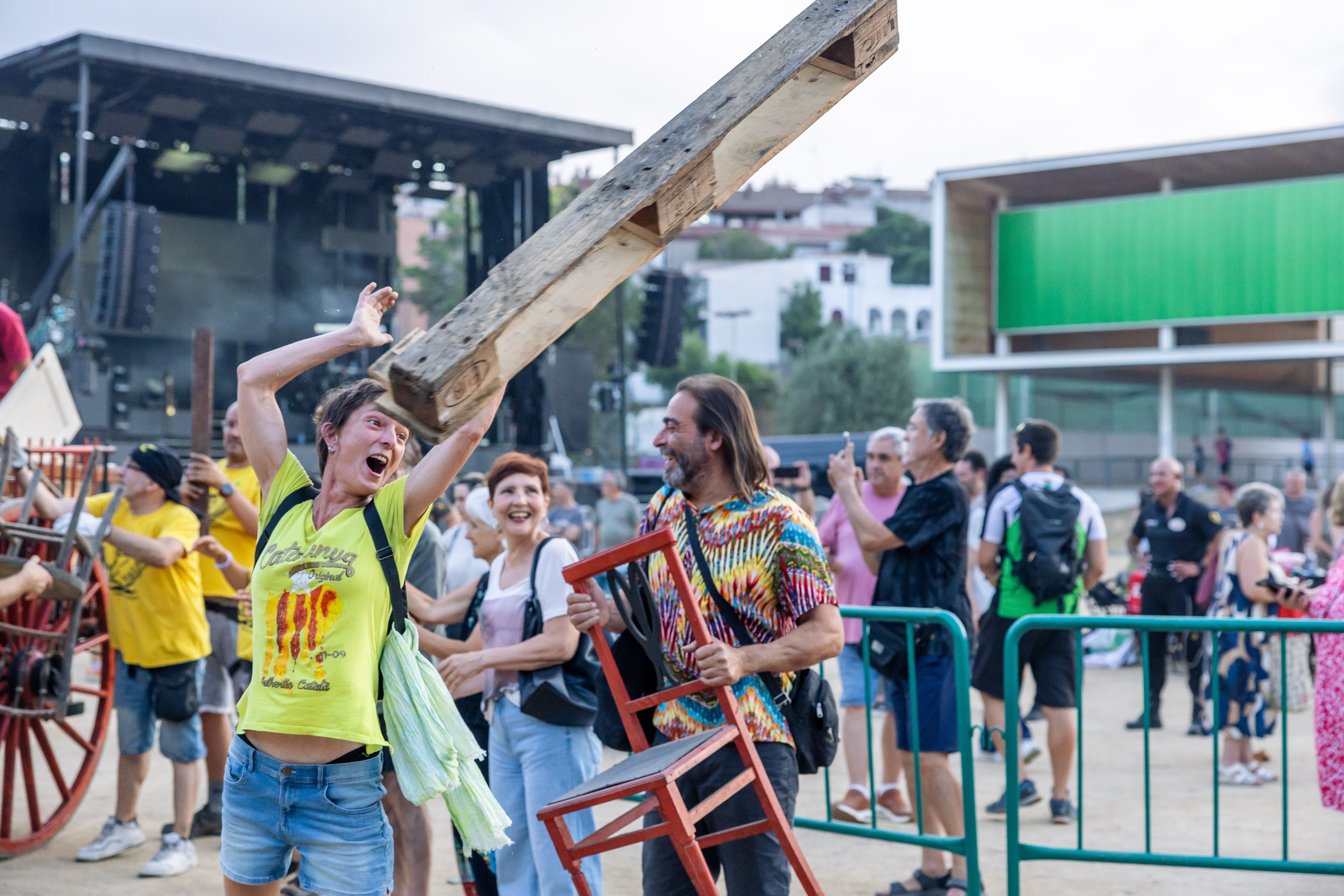 Instants de la revetlla de Sant Joan a Cerdanyola, des de l'arribada de la flama del Canigó fins a l'encesa de la foguera al parc Xarau. FOTO: Arnau Padilla.