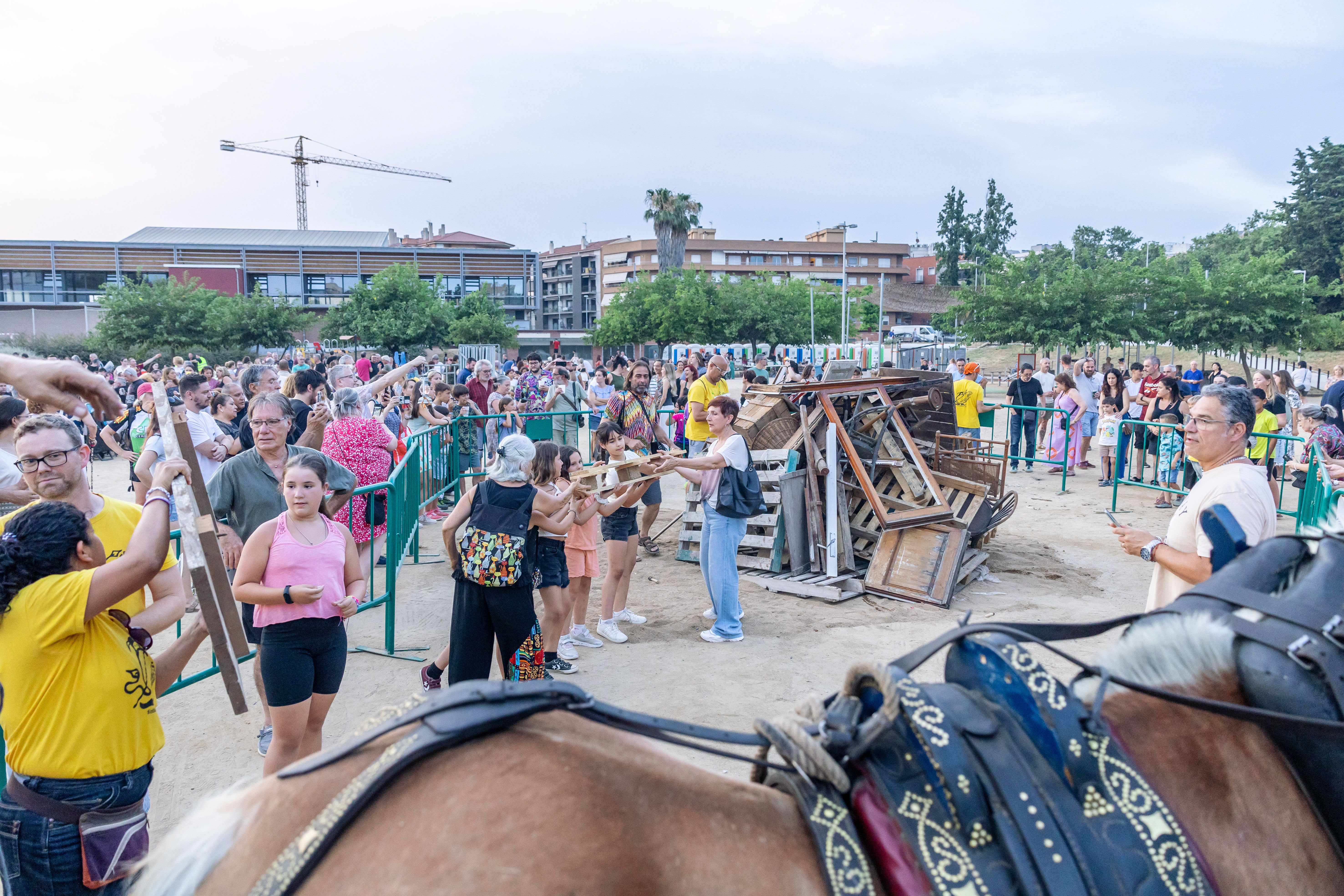 Instants de la revetlla de Sant Joan a Cerdanyola, des de l'arribada de la flama del Canigó fins a l'encesa de la foguera al parc Xarau. FOTO: Arnau Padilla.