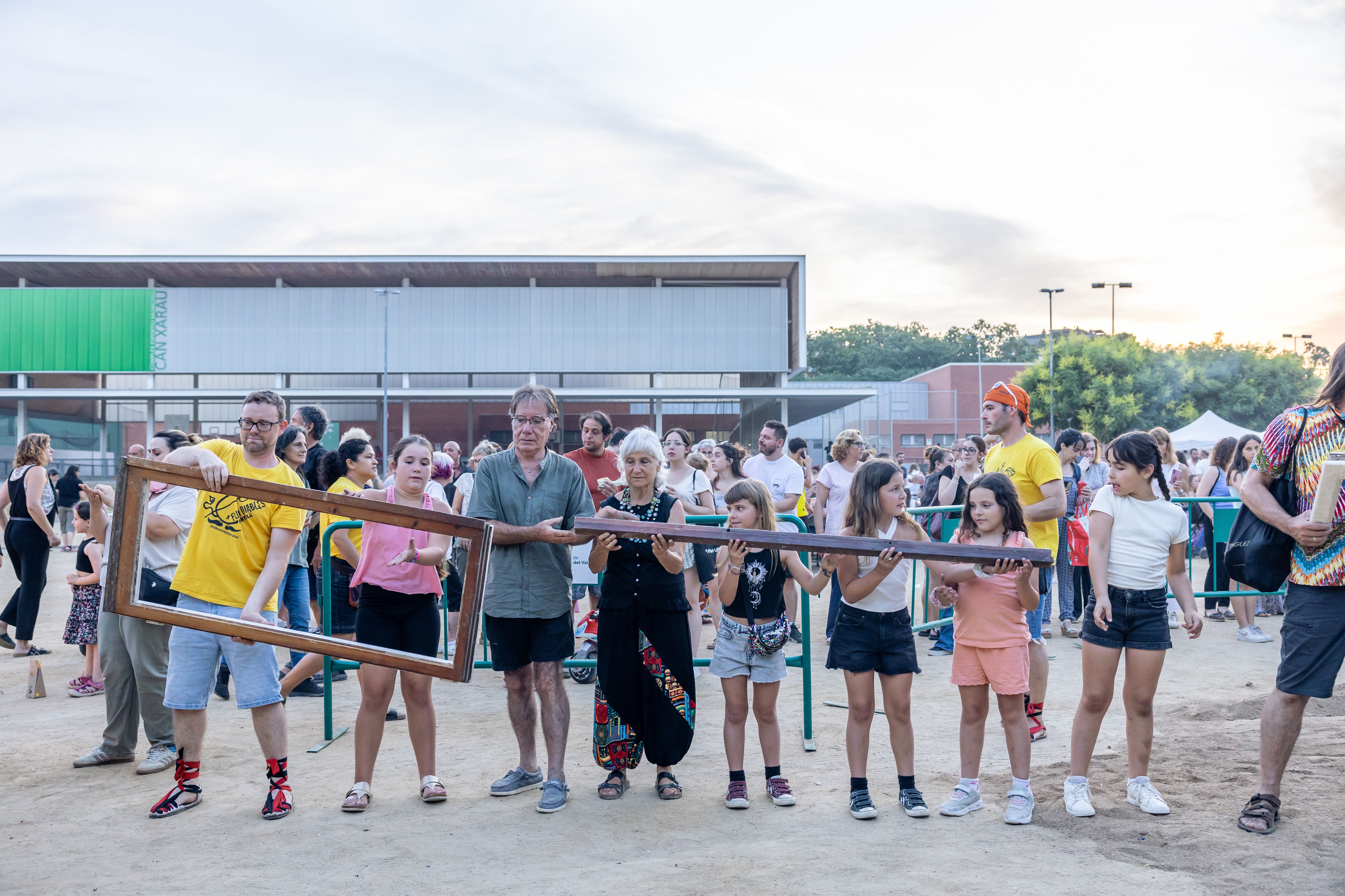 Instants de la revetlla de Sant Joan a Cerdanyola, des de l'arribada de la flama del Canigó fins a l'encesa de la foguera al parc Xarau. FOTO: Arnau Padilla.