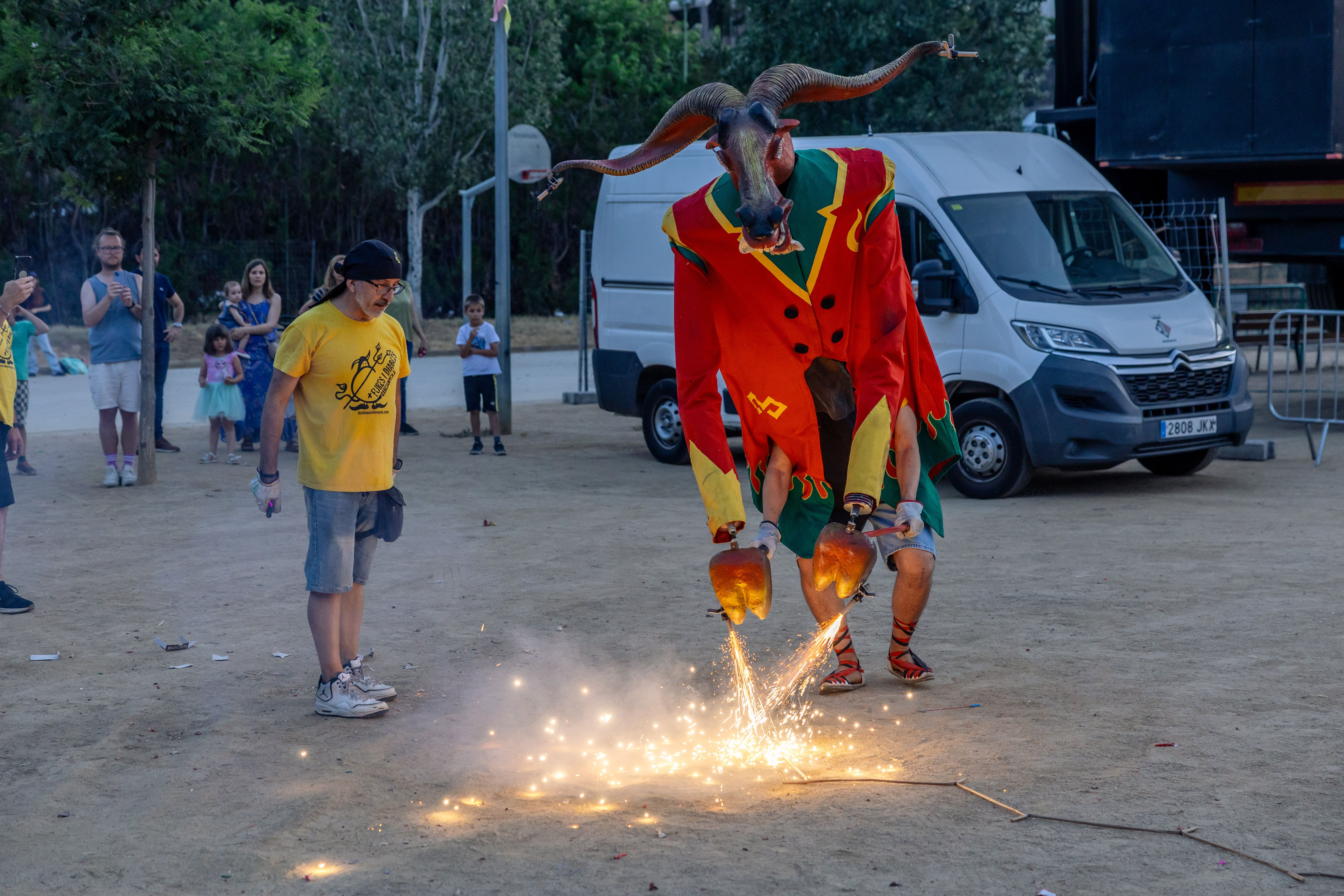 Instants de la revetlla de Sant Joan a Cerdanyola, des de l'arribada de la flama del Canigó fins a l'encesa de la foguera al parc Xarau. FOTO: Arnau Padilla.