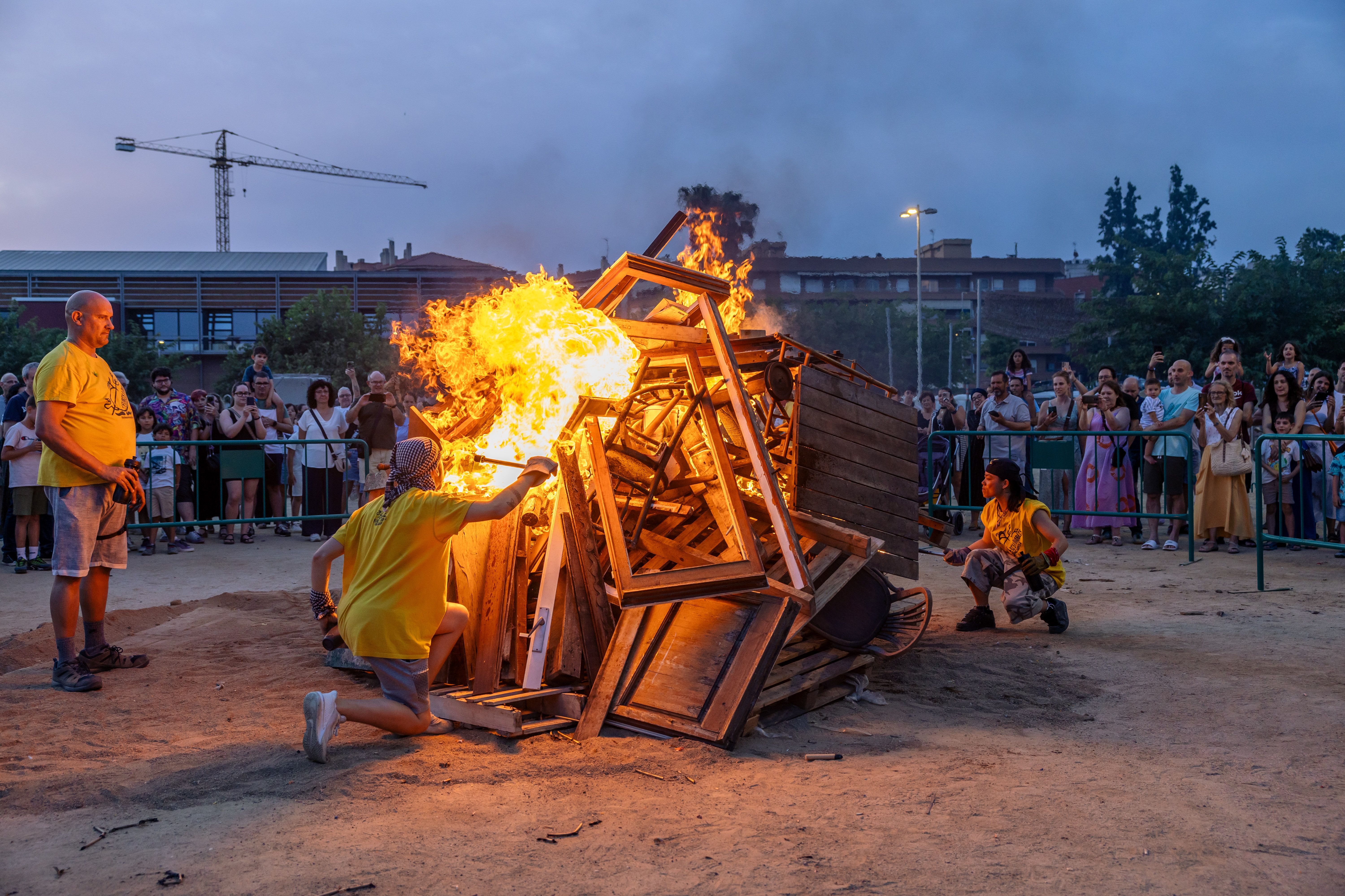 Instants de la revetlla de Sant Joan a Cerdanyola, des de l'arribada de la flama del Canigó fins a l'encesa de la foguera al parc Xarau. FOTO: Arnau Padilla.