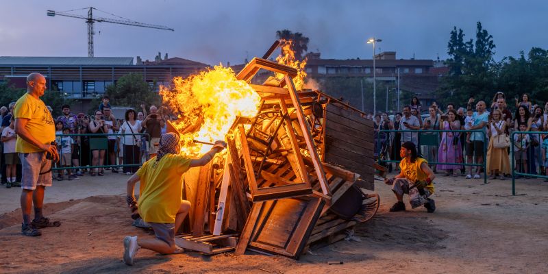 Instants de la revetlla de Sant Joan a Cerdanyola, des de l'arribada de la flama del Canigó fins a l'encesa de la foguera al parc Xarau. FOTO: Arnau Padilla.