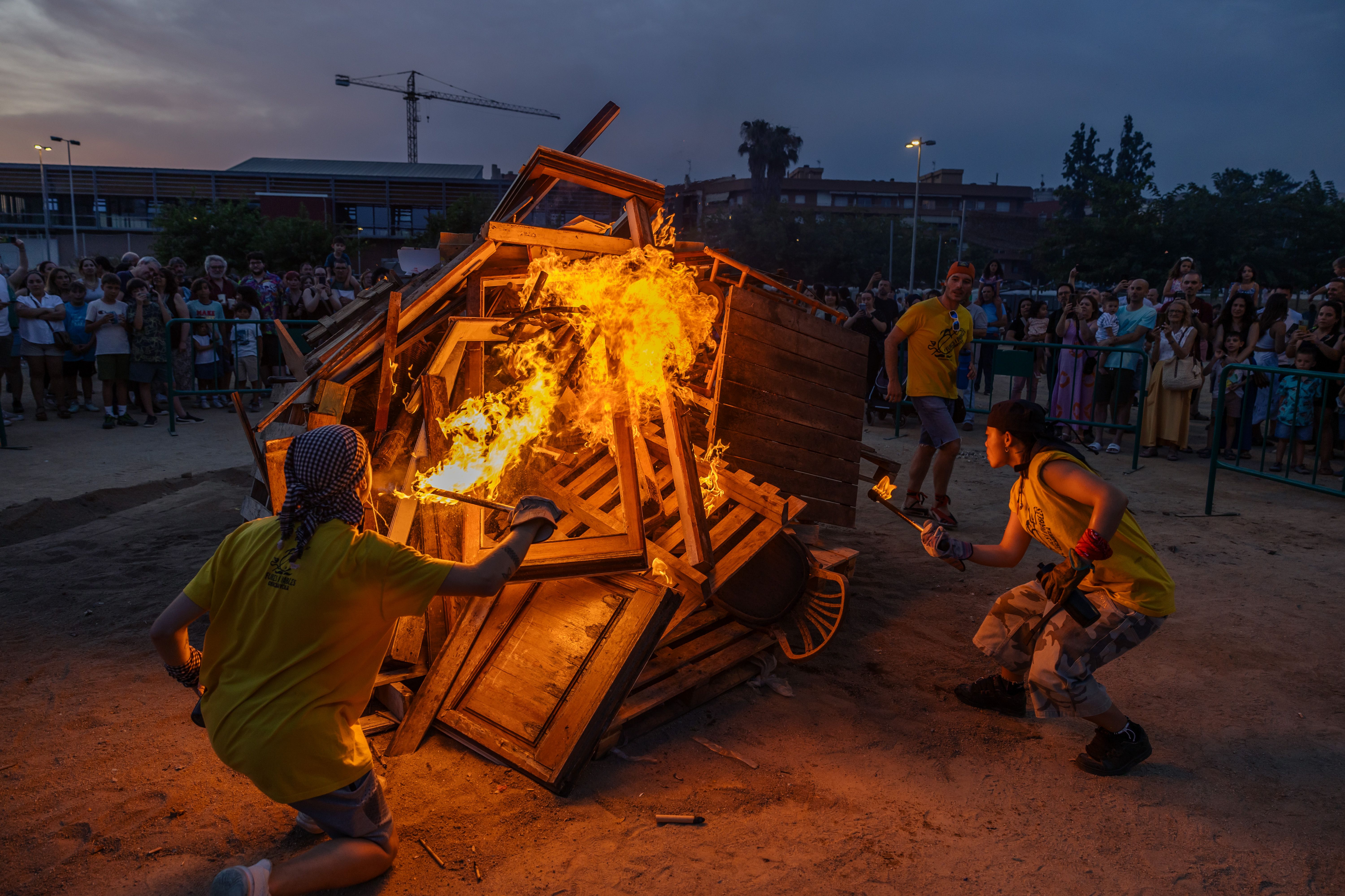 Instants de la revetlla de Sant Joan a Cerdanyola, des de l'arribada de la flama del Canigó fins a l'encesa de la foguera al parc Xarau. FOTO: Arnau Padilla.