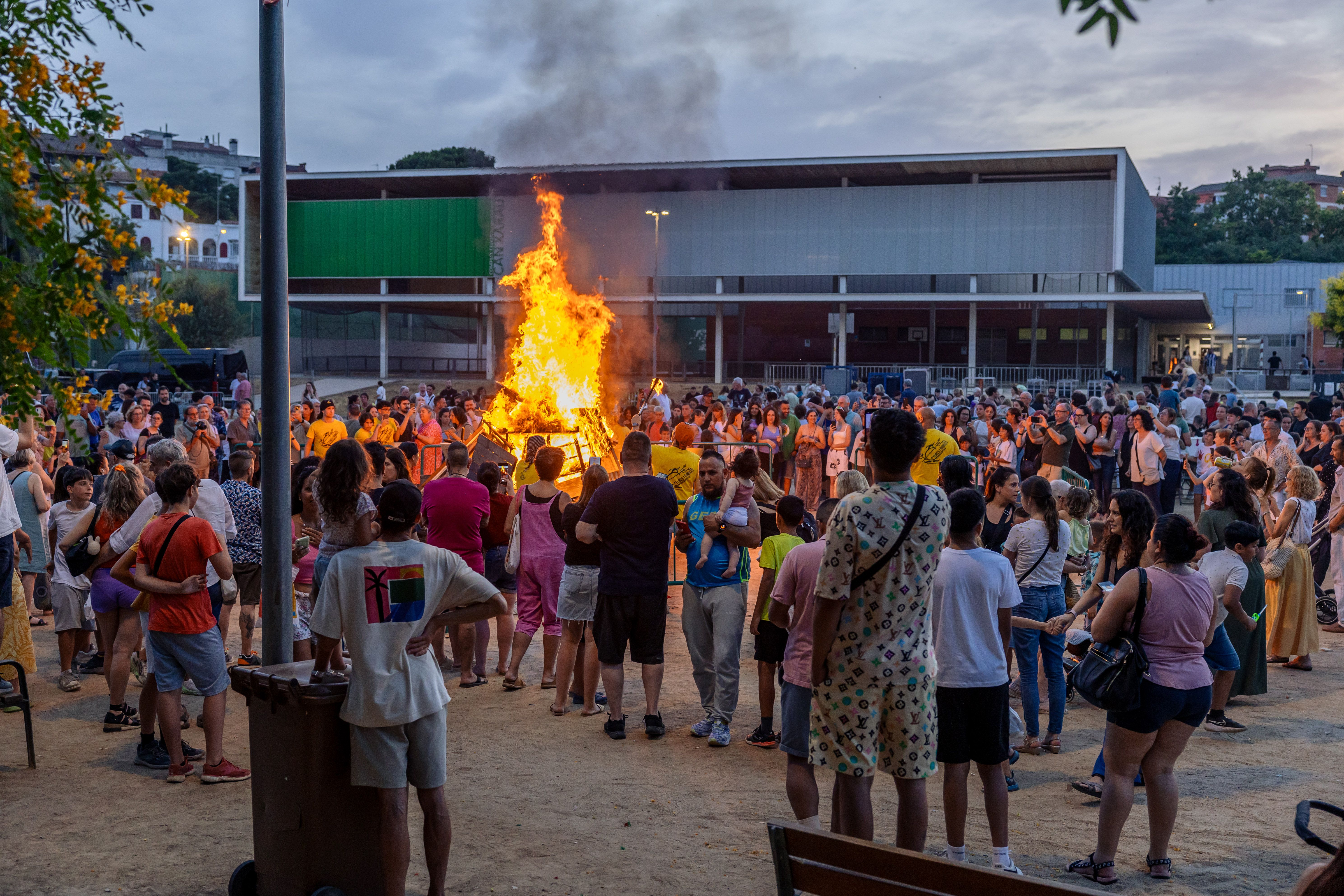 Instants de la revetlla de Sant Joan a Cerdanyola, des de l'arribada de la flama del Canigó fins a l'encesa de la foguera al parc Xarau. FOTO: Arnau Padilla.