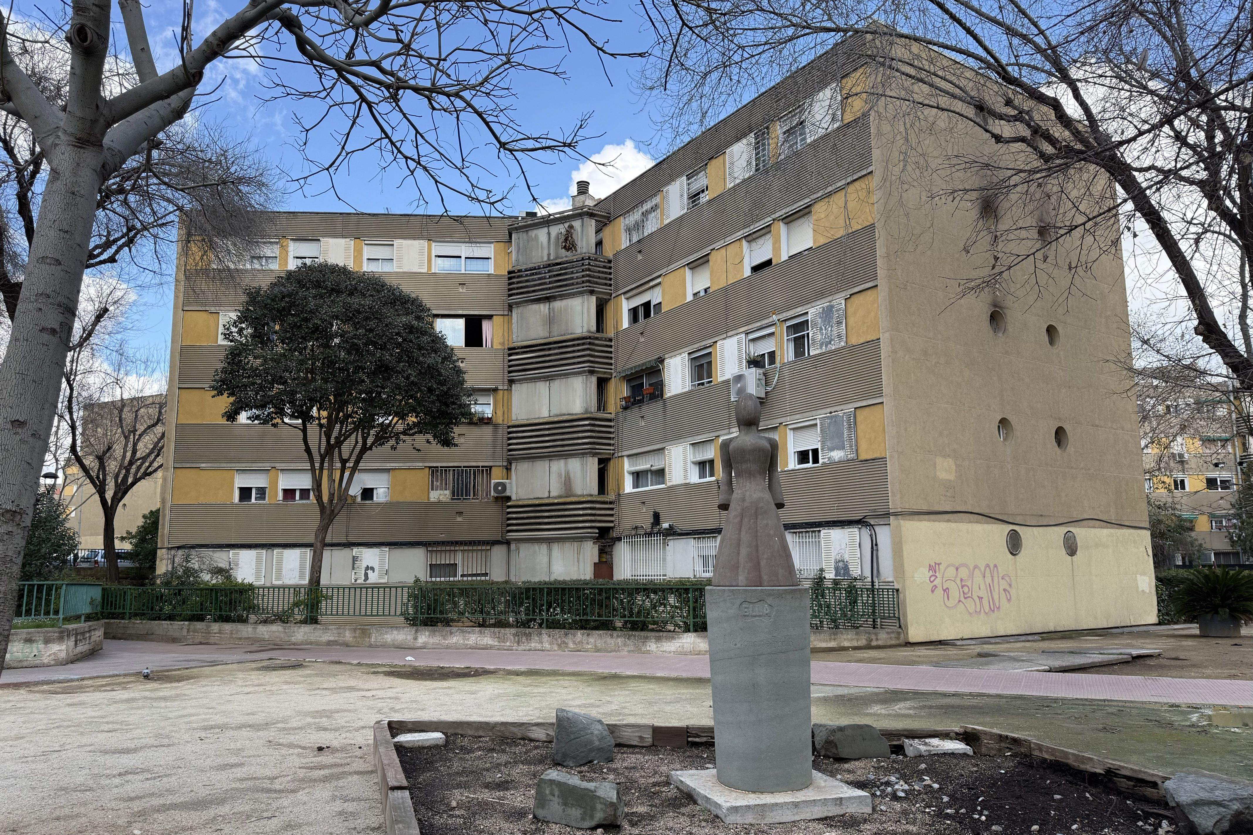 Plaça de Badia del Vallès, ciutat que commemora mig segle de vida: El 14 de juliol de 1975 es van donar les claus dels habitatges. FOTO:  Albert Segura | ACN