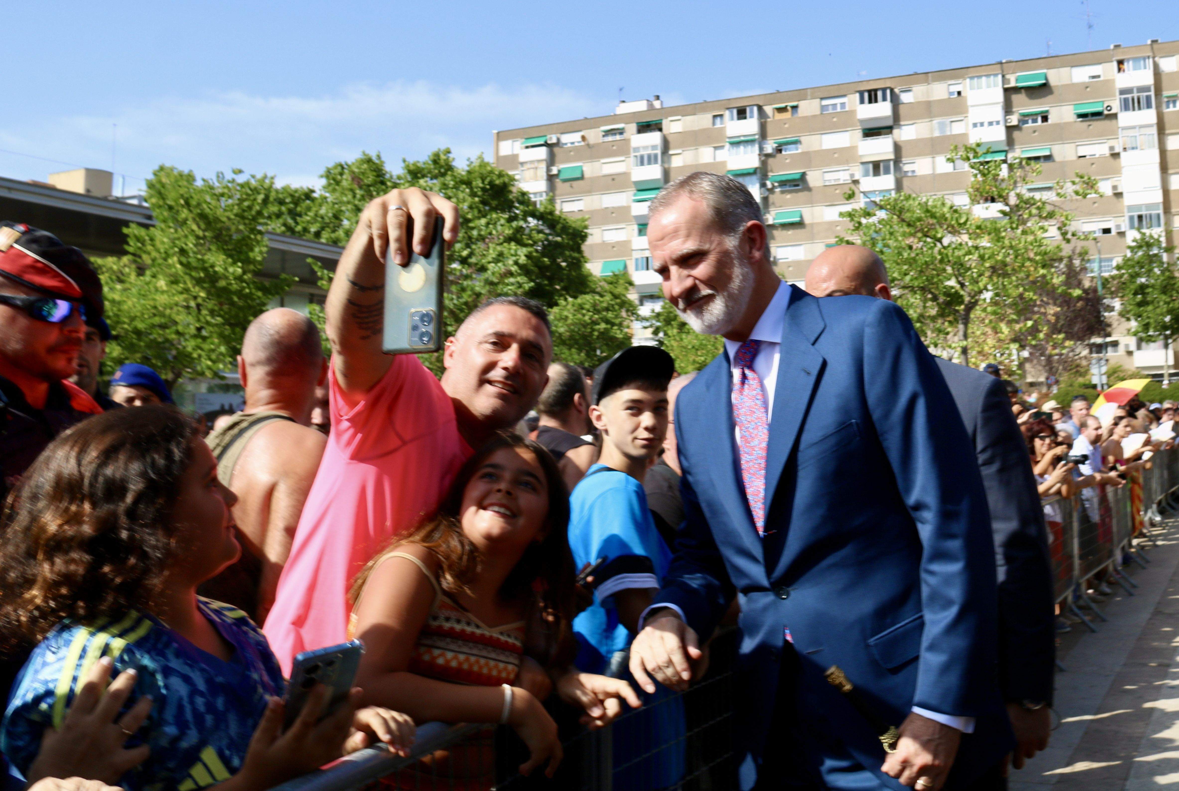 Selfi a Badia del Vallès, 50 anys després de la visita inaugural el 14 de juliol de 1975 dels monarques. FOTO: Àlex Recolons (ACN)