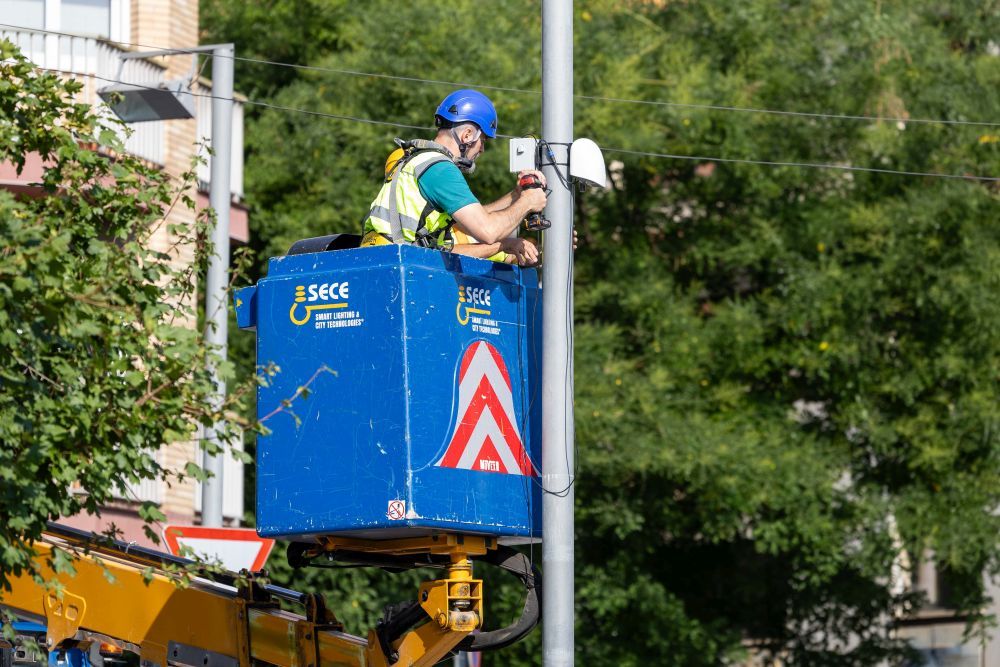 Un operari instal·la un dels tres nous mesuradors de la qualitat de l'aire. FOTO: Ajuntament