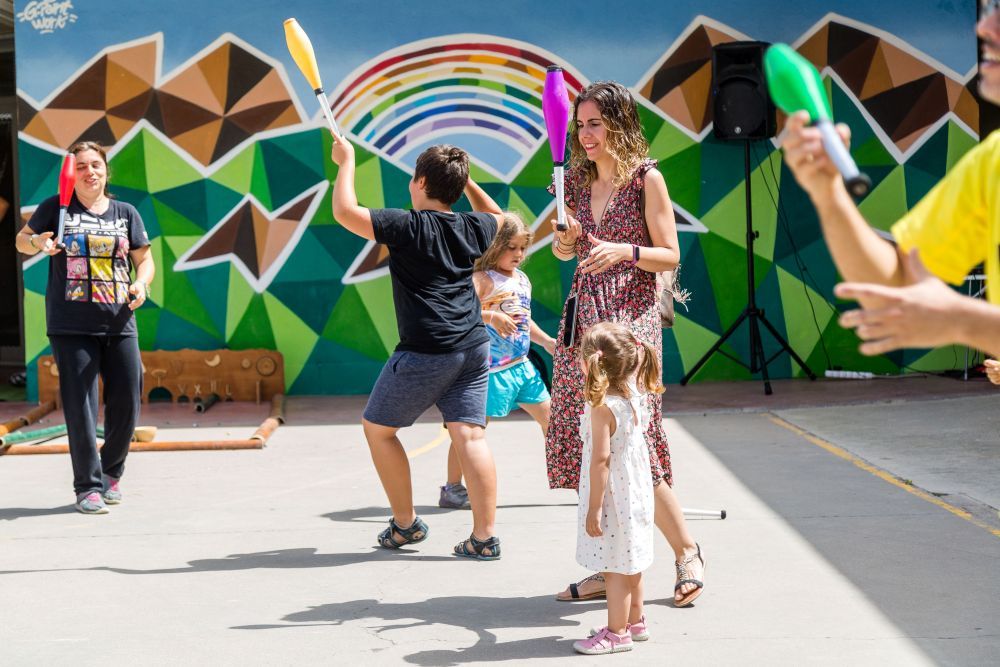 Activitats gratuïtes i espais de jocs de patis escolars oberts a les famílies els mesos d'estiu. FOTO: Ajuntament de Cerdanyola Activitats gratuïtes i espais de jocs de patis escolars oberts a les famílies els mesos d'estiu. FOTO: Ajuntament de Cerdanyola