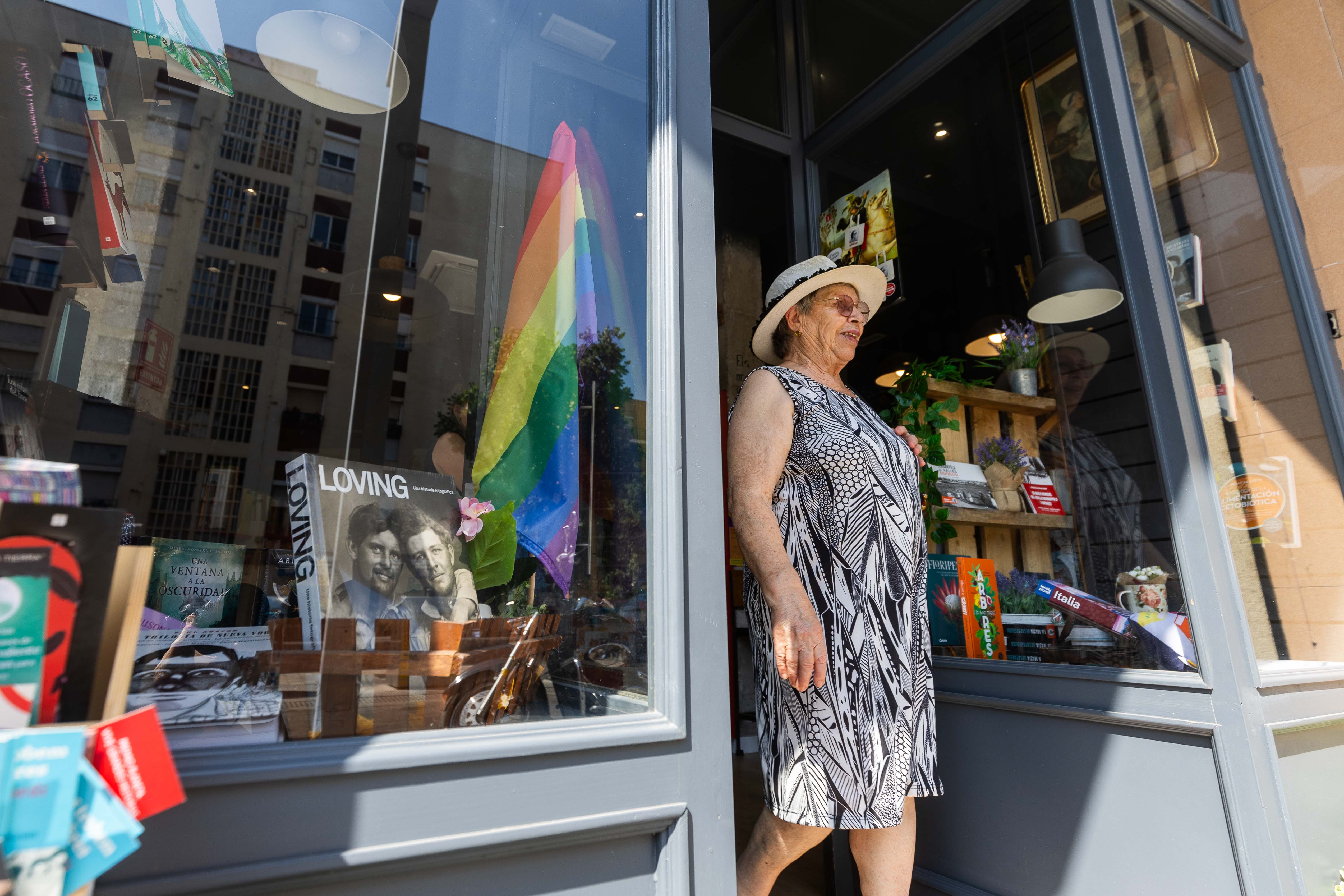 La bandera de l'arc íris fa dies que està present a comerços i carrers. FOTO: Núria Puentes. 