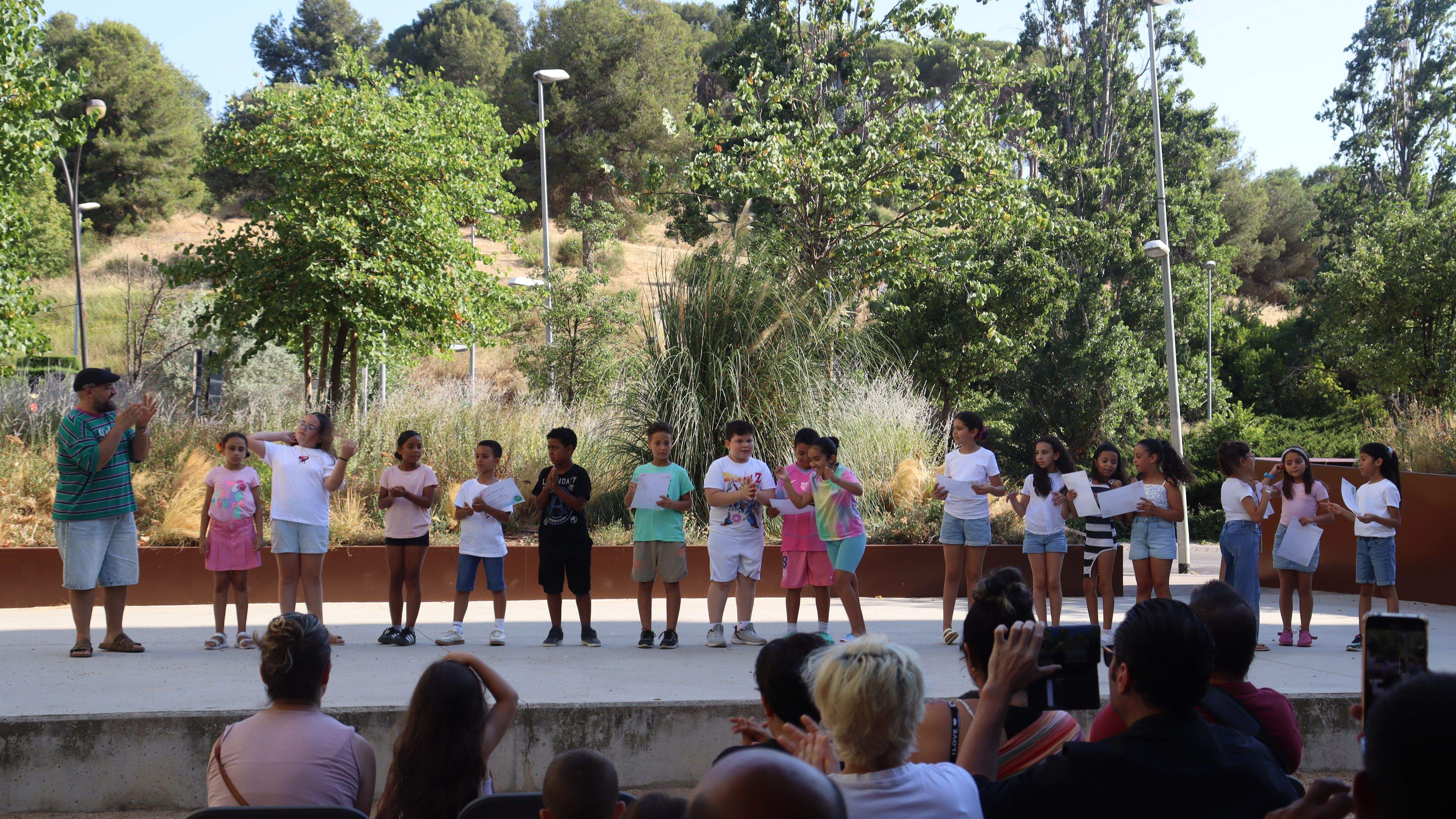 El barri de Fontetes ret homenatge als guanyadors del concurs "Tenim veu" de l'escola Fontetes  FOTO: Marc Mata 