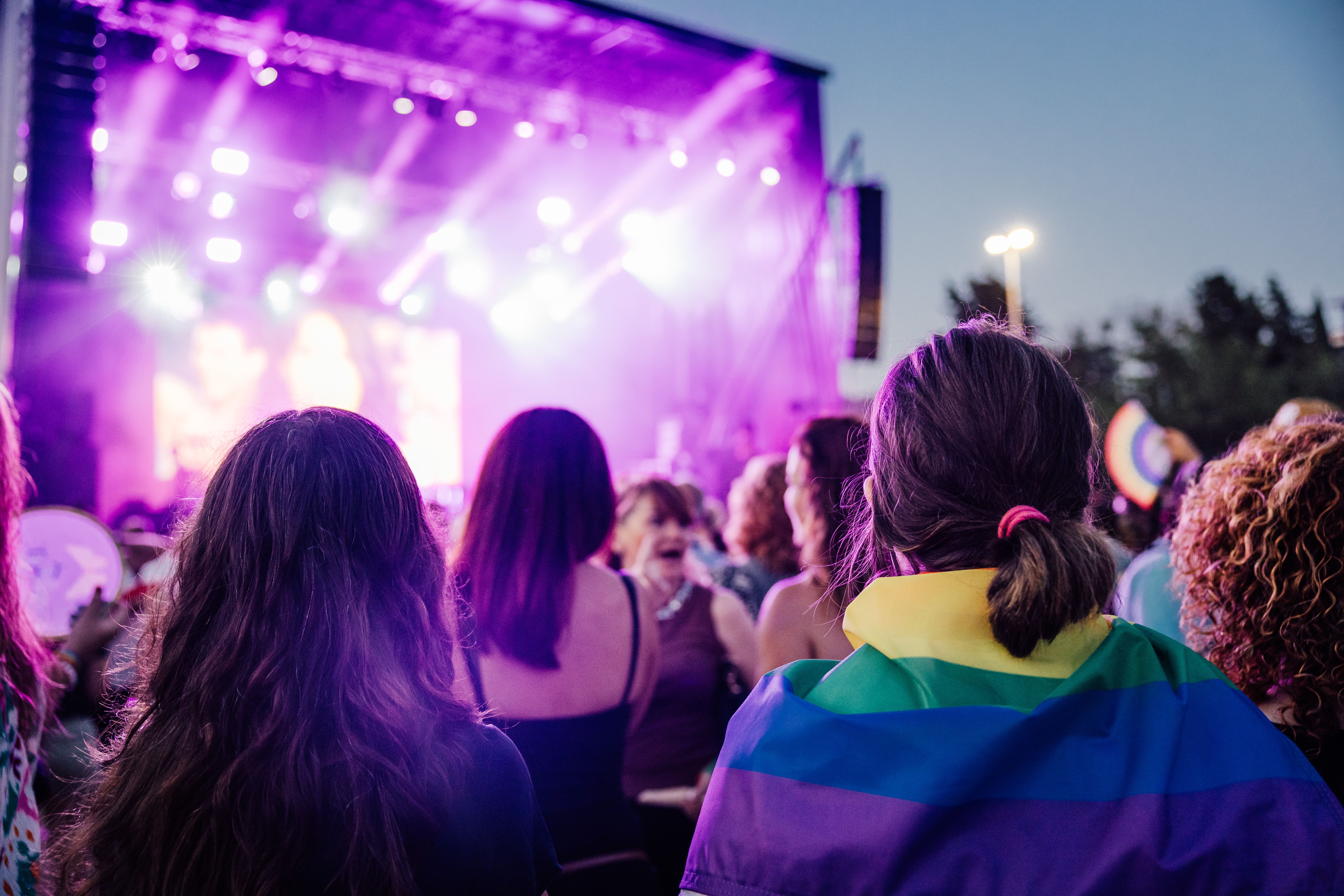 Banderes LGTBI+ entre el públic del concert. FOTO: Arnau Padilla