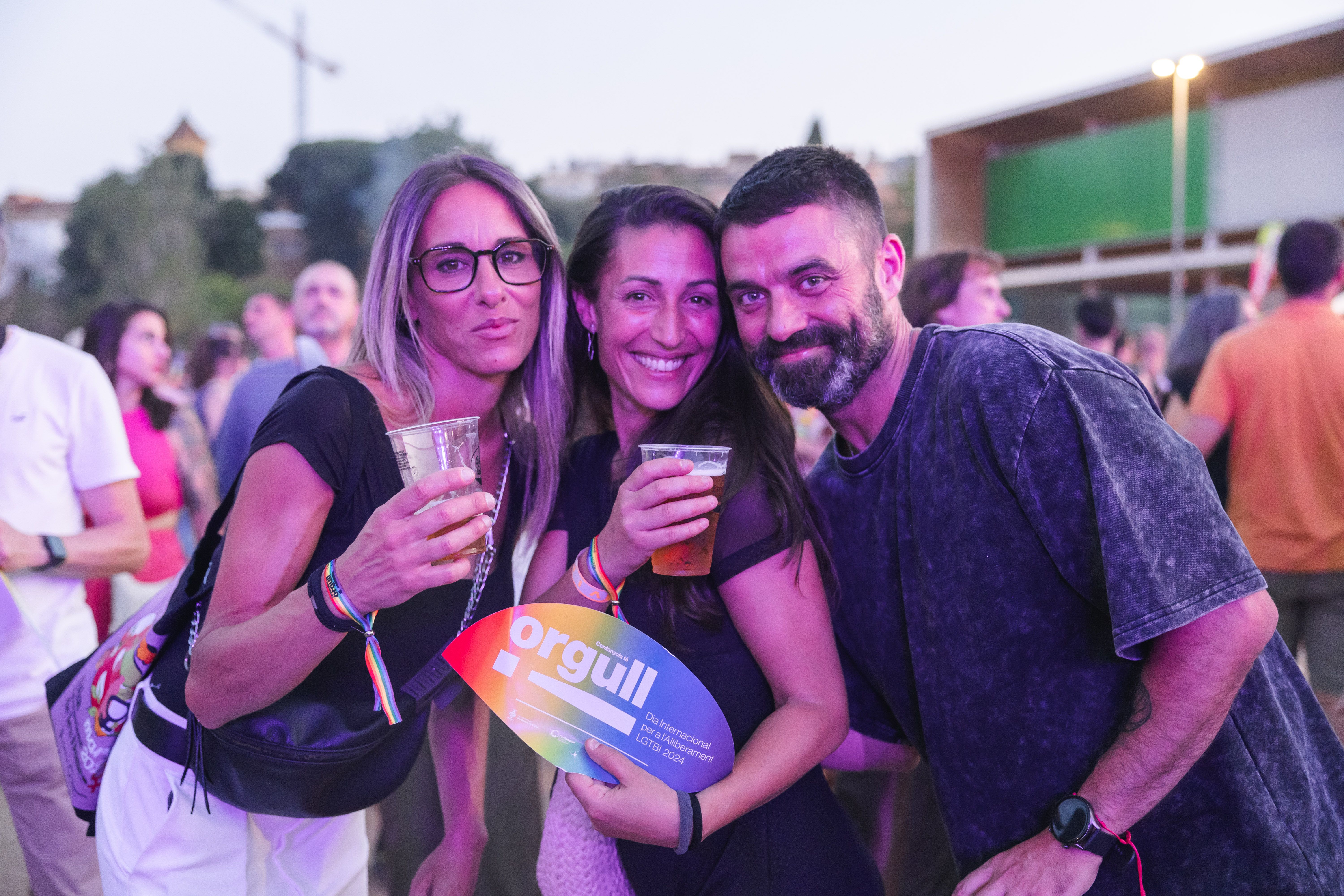 Retrat d'una colla d'assistents a la festa LGTBI+ del Parc Xarau. FOTO: Arnau Padilla.