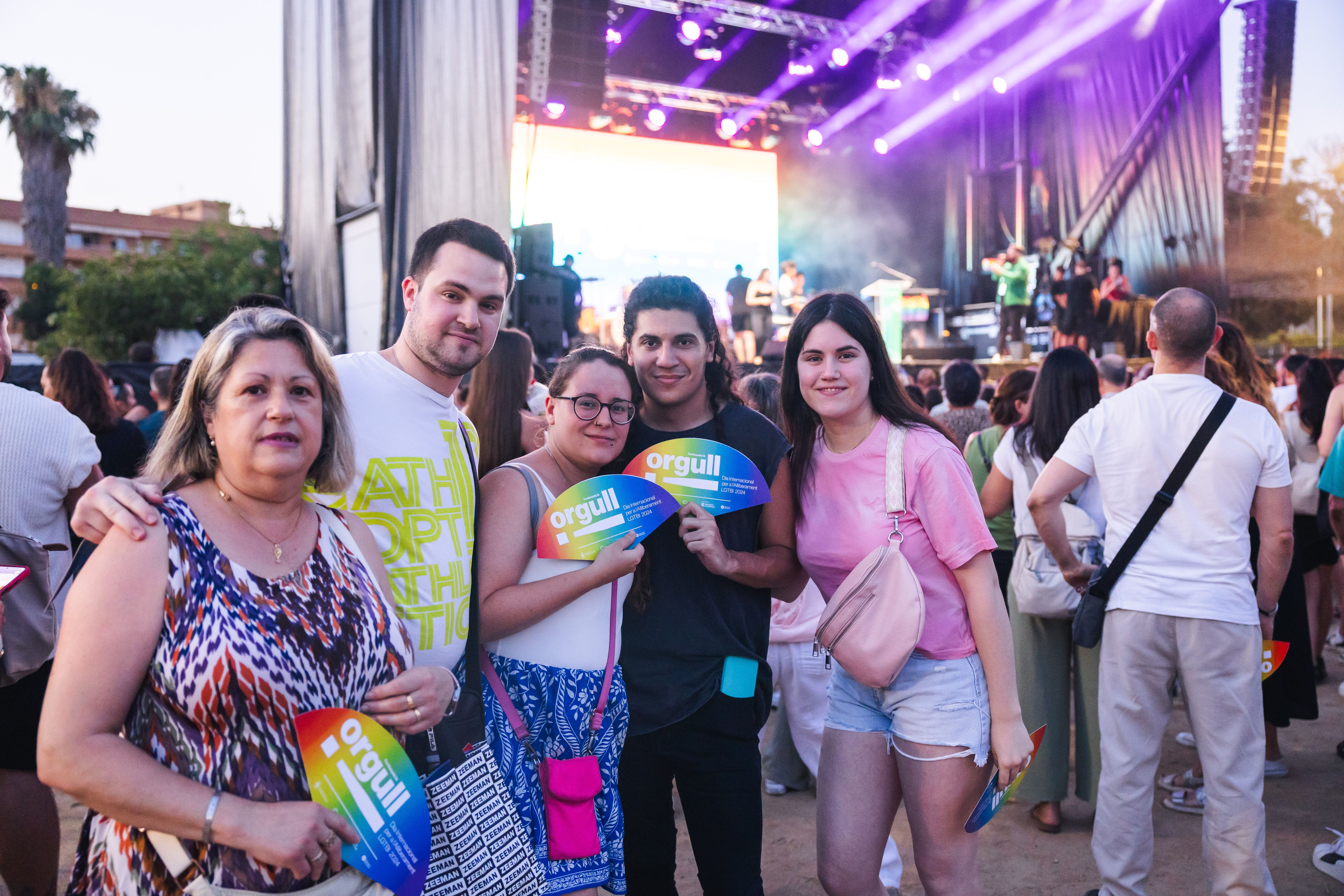 Retrat d'assistents a la festa LGTBI+ del Parc Xarau, que va agrupar un públic heterogeni i divers. FOTO: Arnau Padilla