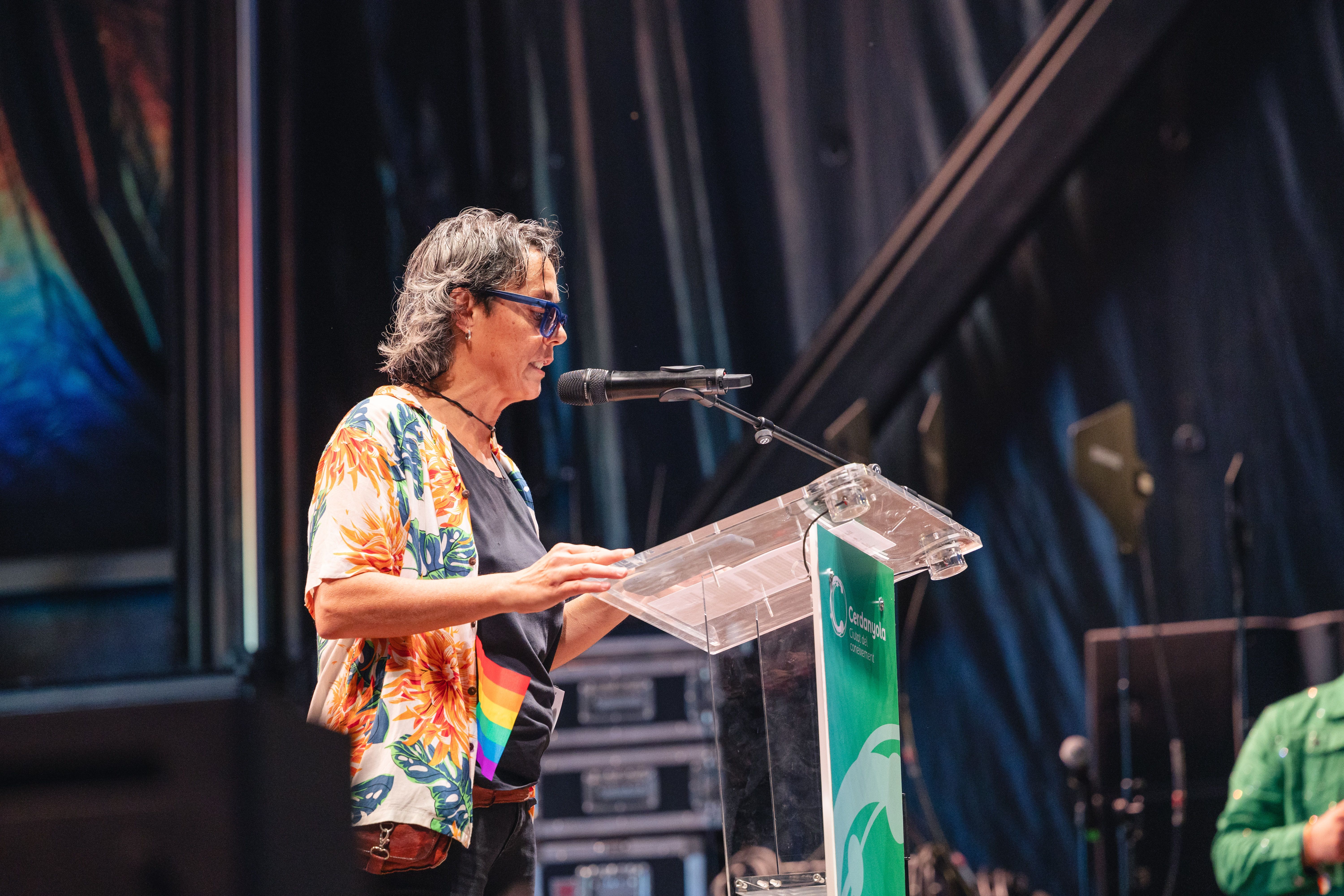 Anna Zapata, de Cerdanyola amb Orgull, durant la lectura del manifest. FOTO: Arnau Padilla