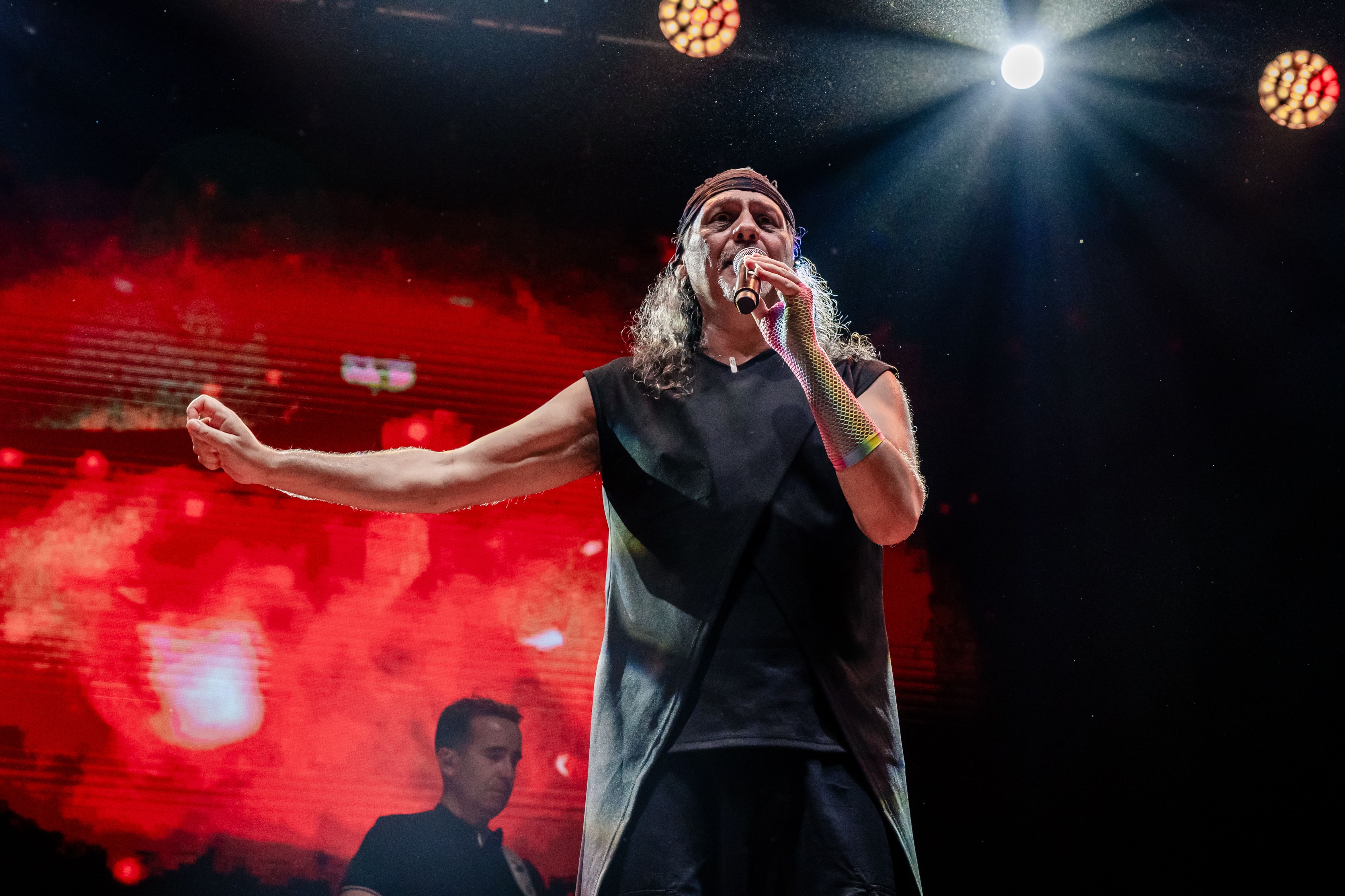 Dionisio Martín, del duo Camela, durant l'actuació, en gira estatal. FOTO: Arnau Padilla