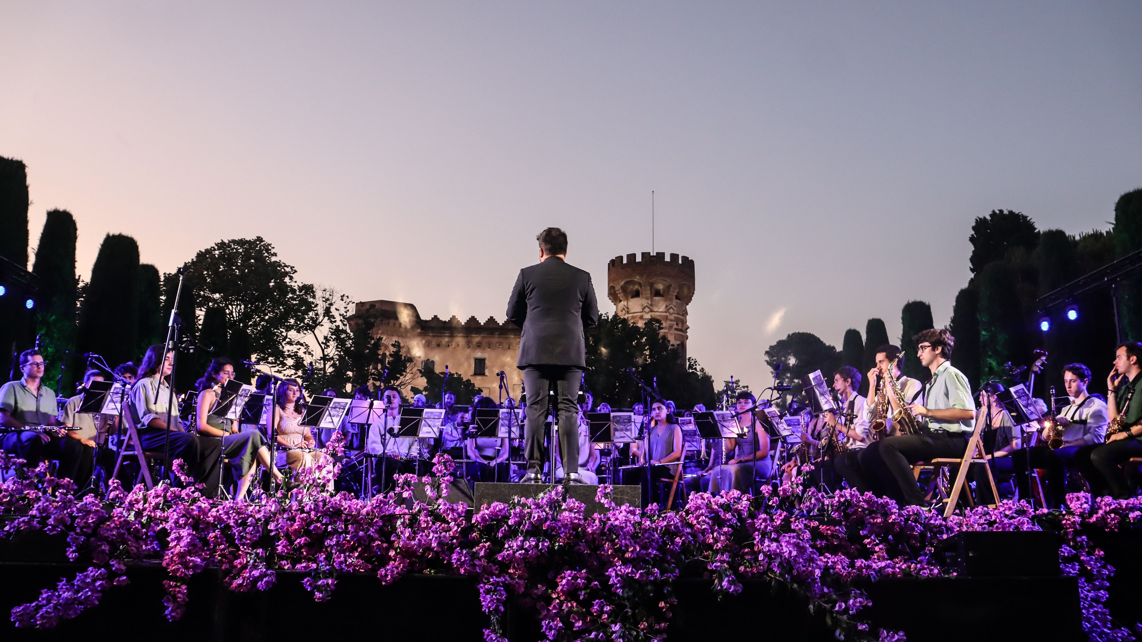 Cerdanyola torna a gaudir d'una nit de divendres al Castell de Sant Marçal i de música. FOTO Marc Mata 