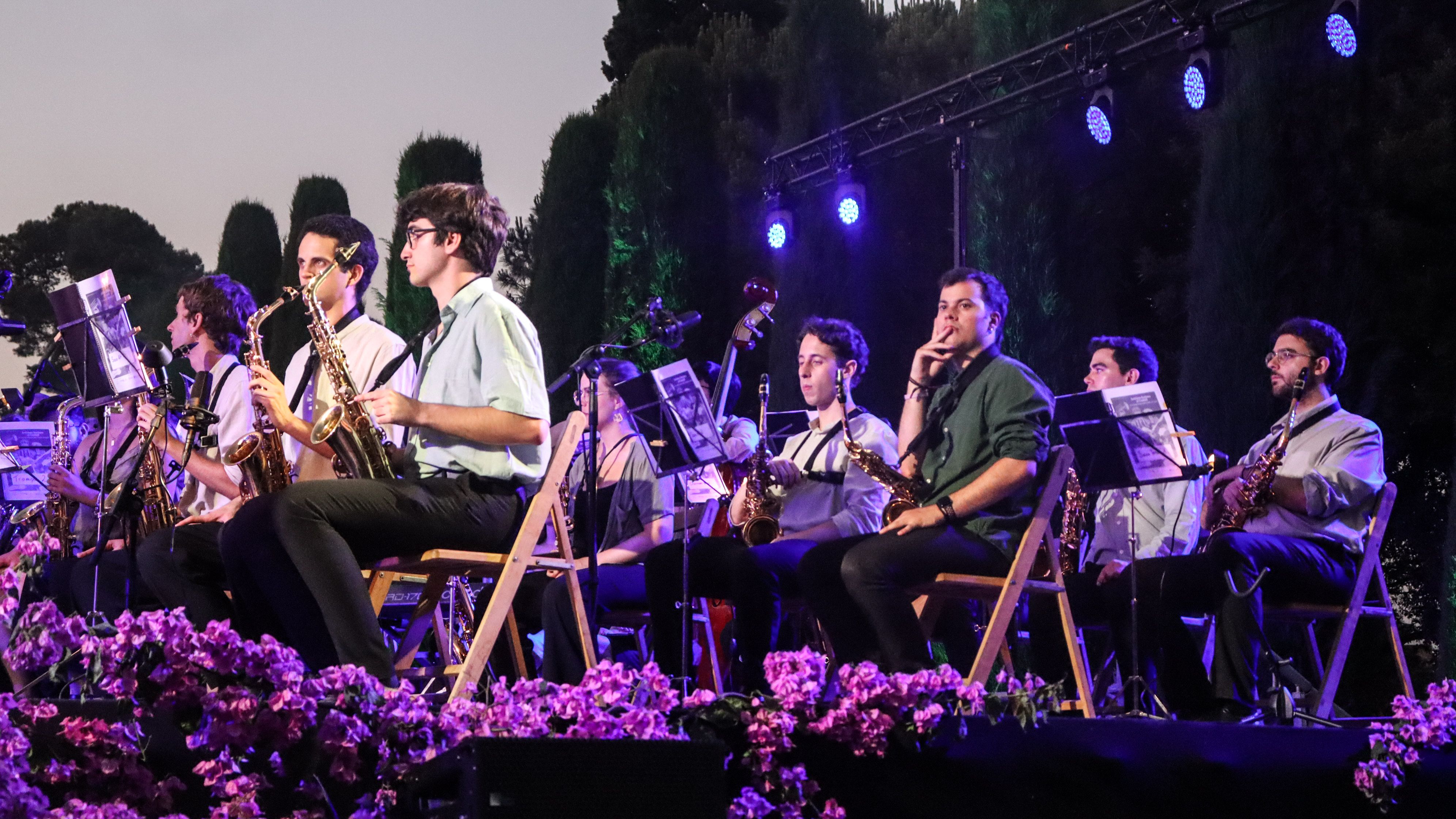 Cerdanyola torna a gaudir d'una nit de divendres al Castell de Sant Marçal i de música. FOTO Marc Mata 