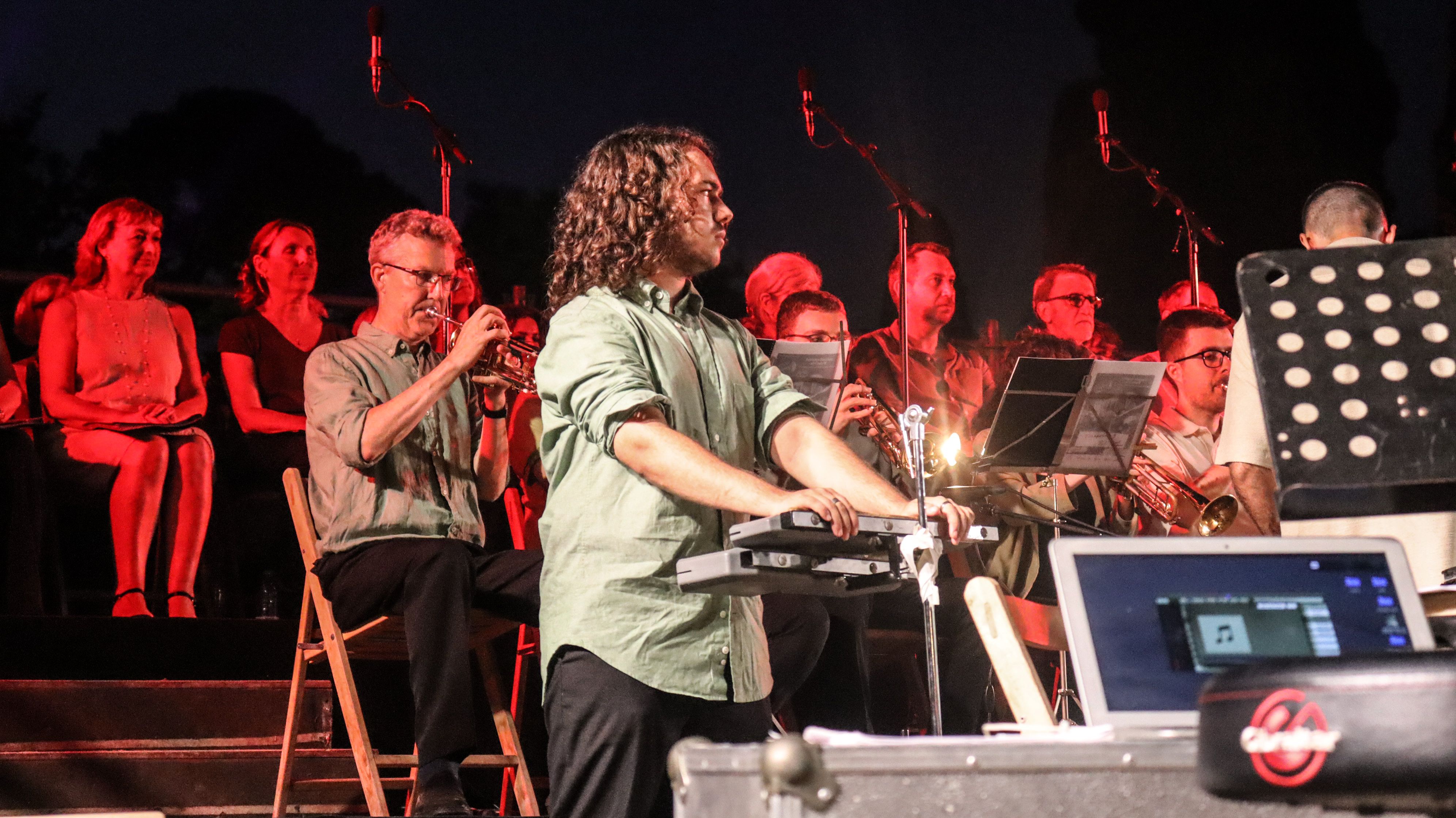 Cerdanyola torna a gaudir d'una nit de divendres al Castell de Sant Marçal i de música. FOTO Marc Mata 