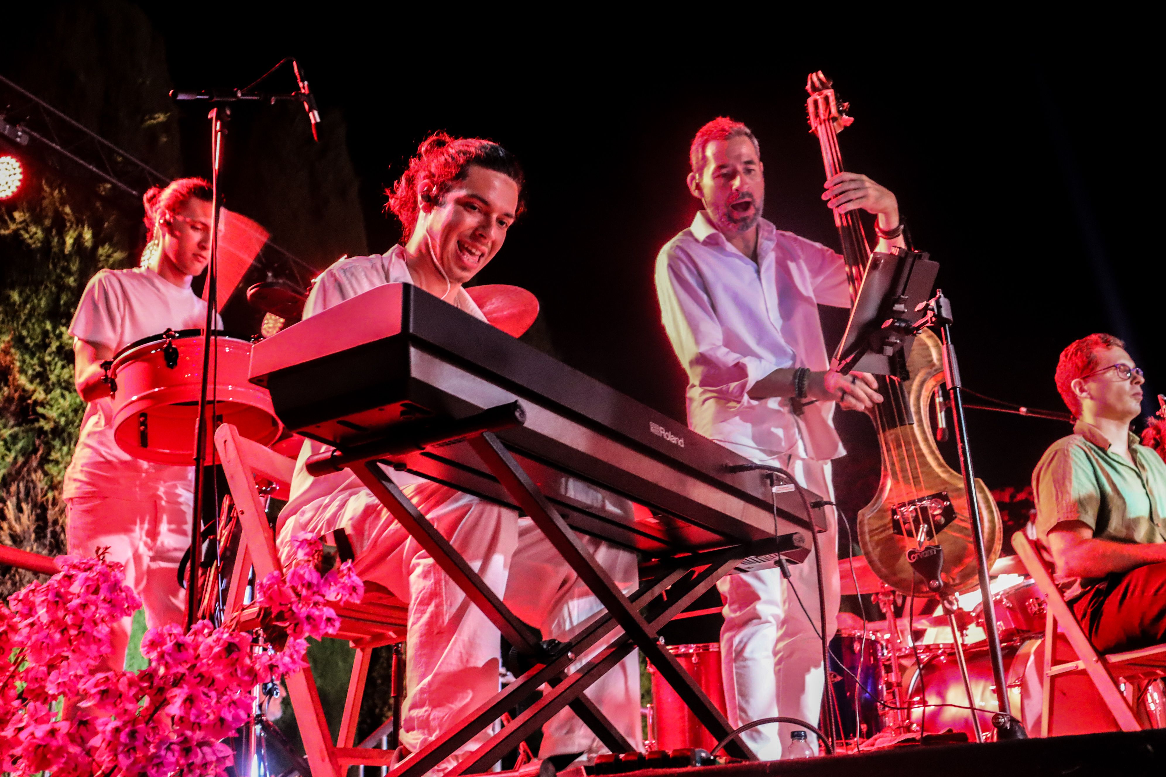 Cerdanyola torna a gaudir d'una nit de divendres al Castell de Sant Marçal i de música. FOTO Marc Mata 