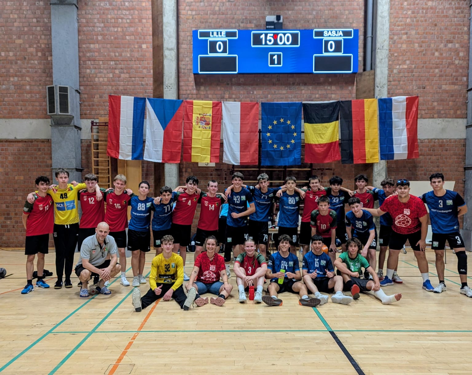 Els equips cadet i infantil del CH Cerdanyola que han participat al torneig internacional. FOTO: CH Cerdanyola. 