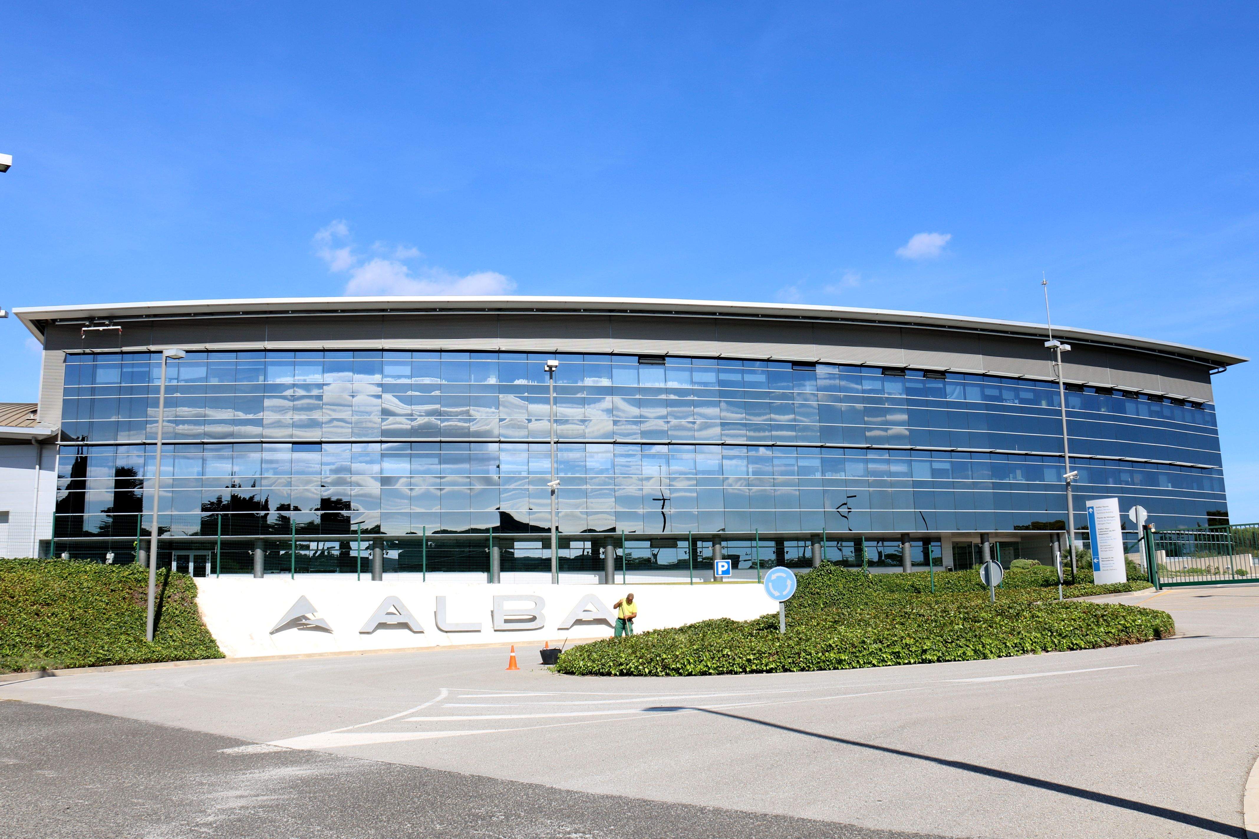 Pla general de la façana del Sincrotró Alba al Parc de l'Alba de Cerdanyola. FOTO: Albert Segura (ACN-Arxiu) 