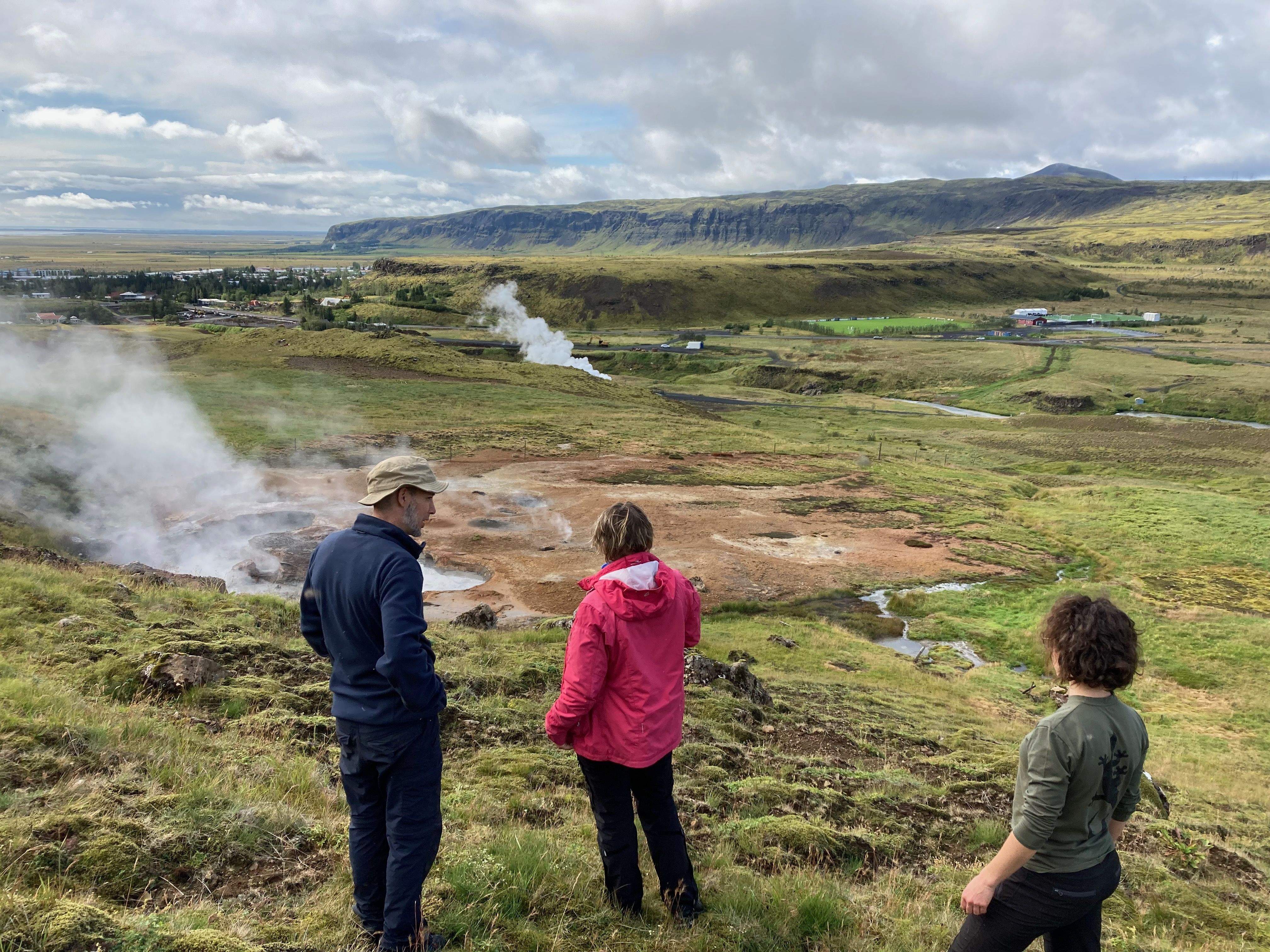 Equip d'investigació del CREAF i la UAB al prat subàrtic del sud-est d'Islàndia. FOTO: ACN (Cedida pel CREAF)