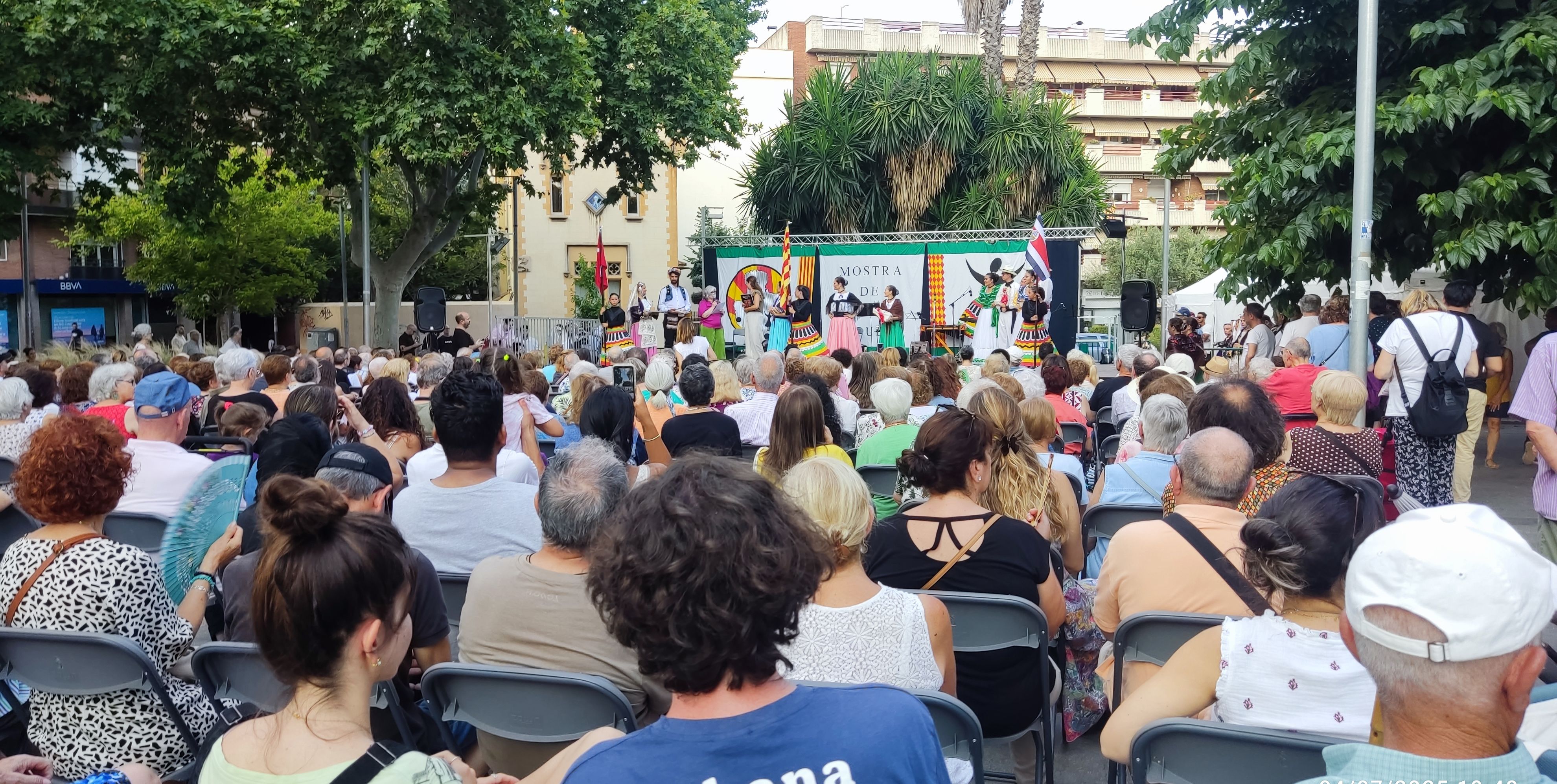 Quin goig veure les places plenes de cultura, va subratllar la regidora Andrea Borrego en la presentació de la 42 Mostra Internacional de Dansa Popular, divendres. Quin goig veure les places plenes de cultura, va subratllar la regidora Andrea Borrego en la presentació de la 42 Mostra Internacional de Dansa Popular, divendres.