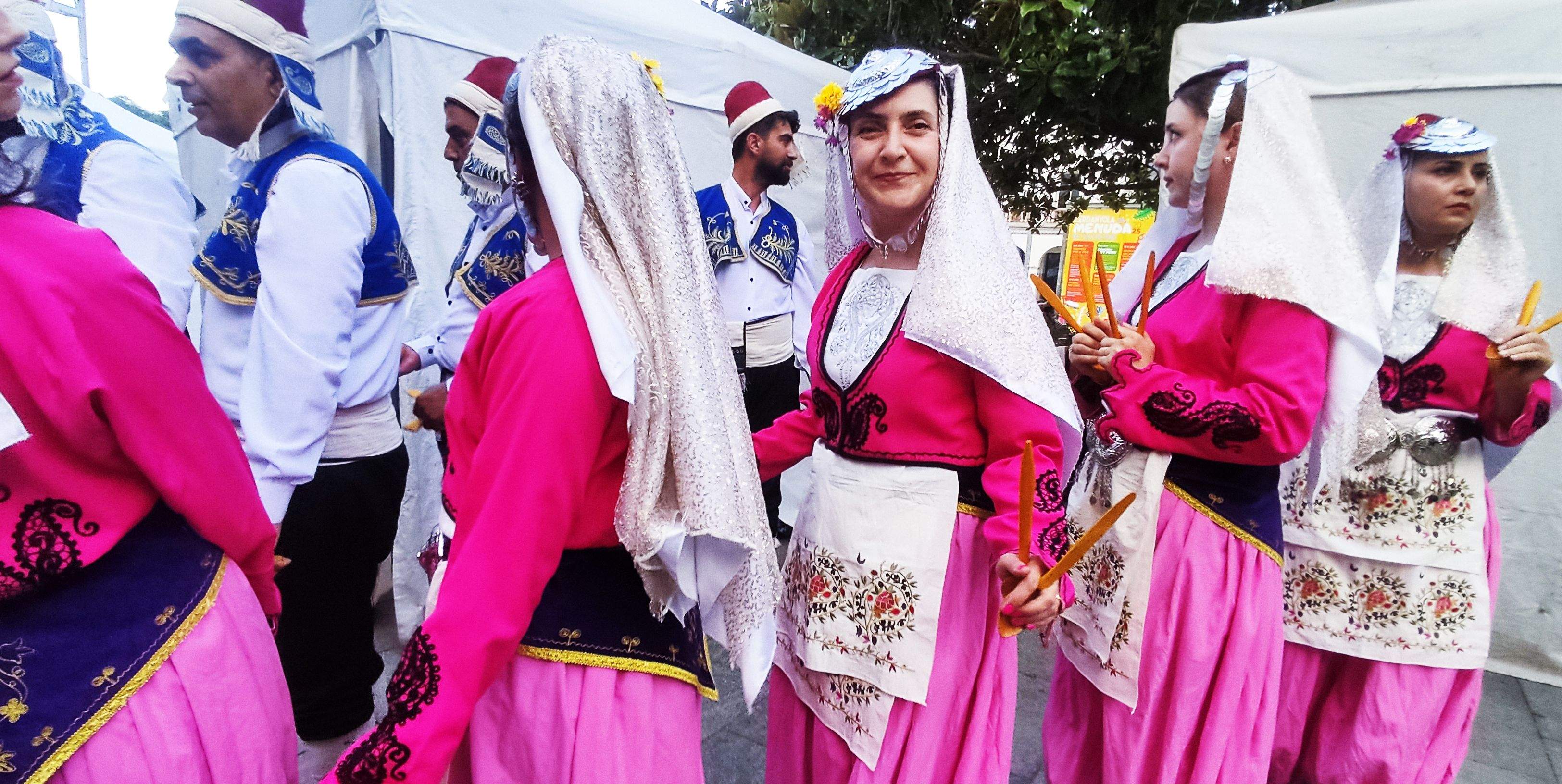 Grup de Turquia, en la preparació, ahir per sortir a l'escenari en l'acte inaugural de la 42a Mostra de Dansa Popular.